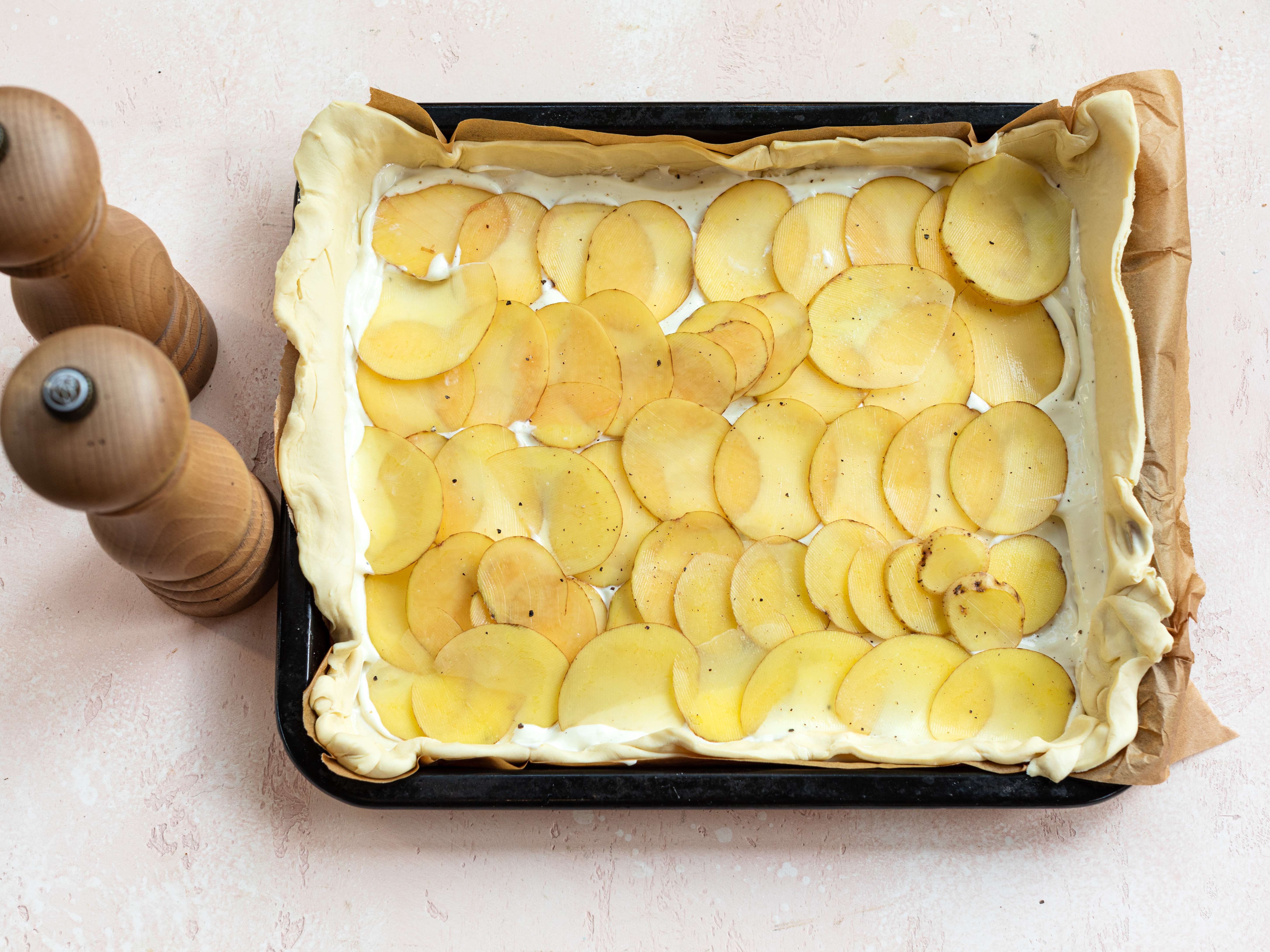 Schritt 2: Die dünn gehobelten Kartoffeln darauflegen