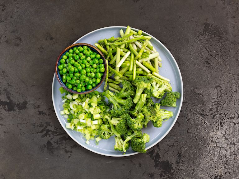 Schritt 1: Gemüse für Miso Polenta mit Frühlingsgemüse vorbereiten Schritt 1: Gemüse für Miso Polenta mit Frühlingsgemüse vorbereiten