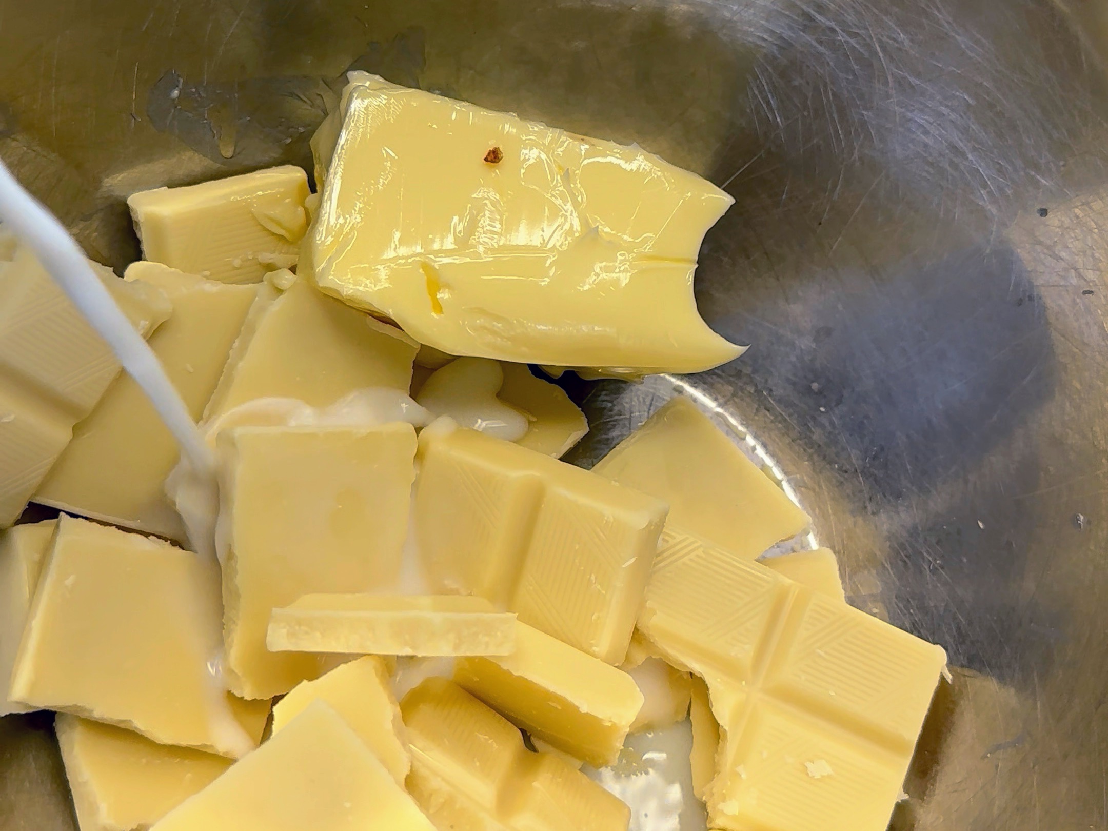 Schritt 3: Schokolade und Butter mit der Milch und den Vanillesamen im Wasserbad schmelzen