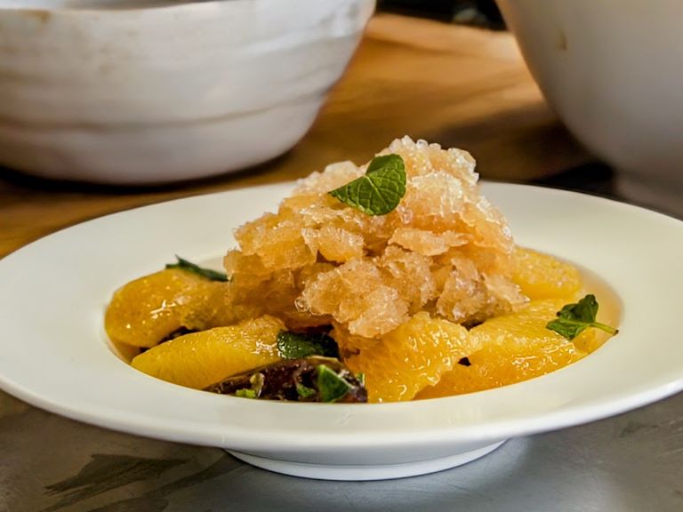 Schritt 3: Dattel-Orangensalat mit Minze und Orangenblüten-Granita anrichten Schritt 3: Dattel-Orangensalat mit Minze und Orangenblüten-Granita anrichten