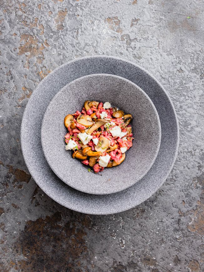 Randen-Spätzli mit Mischpilzen und Feta Rezept Randen-Spätzli mit Mischpilzen und Feta Rezept
