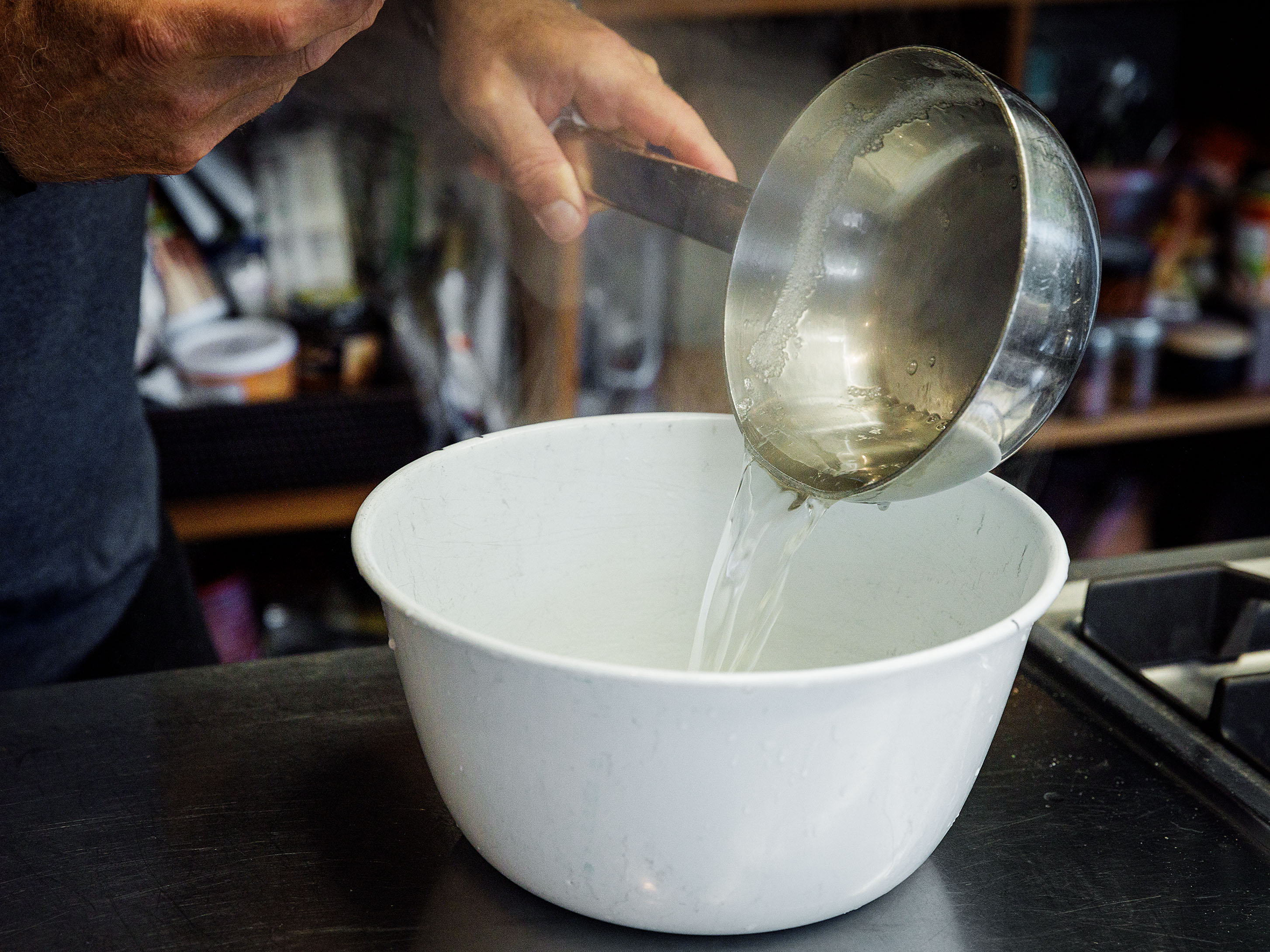 Schritt 2: Ei-Zucker-Masse  für Schokoladenkuchen Nemesis rühren