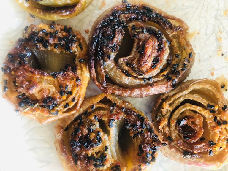 Schritt 1: So sehen die gerösteten Zwiebeln für die Zwiebel-Tarte nach dem Rösten aus. Schritt 1: So sehen die gerösteten Zwiebeln für die Zwiebel-Tarte nach dem Rösten aus.