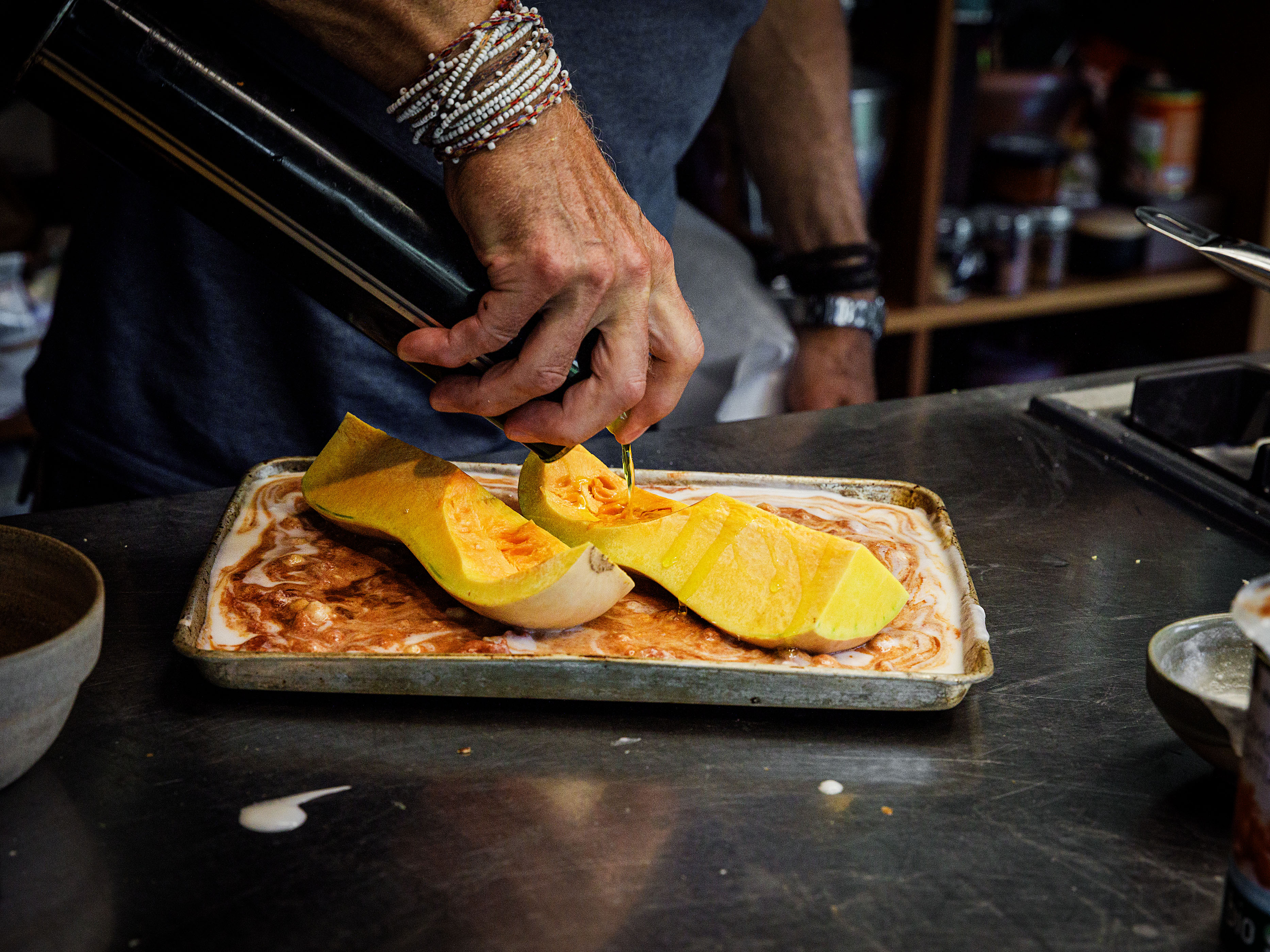 Schritt 2: Den Kürbis mit Öl beträufeln