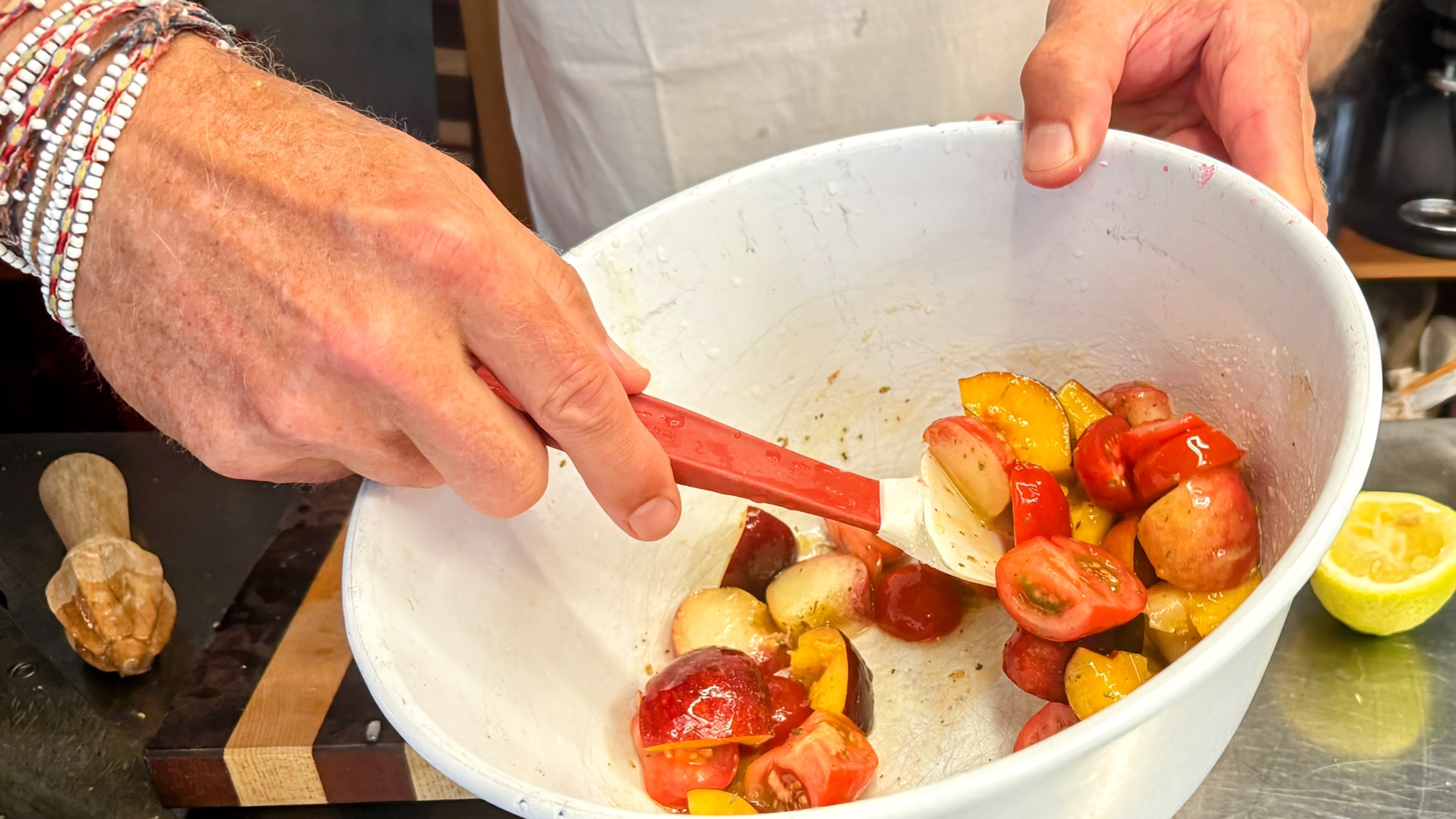 Schritt 1: Zubereitung von Tomaten-Pfirsichsalat mit Burrata 