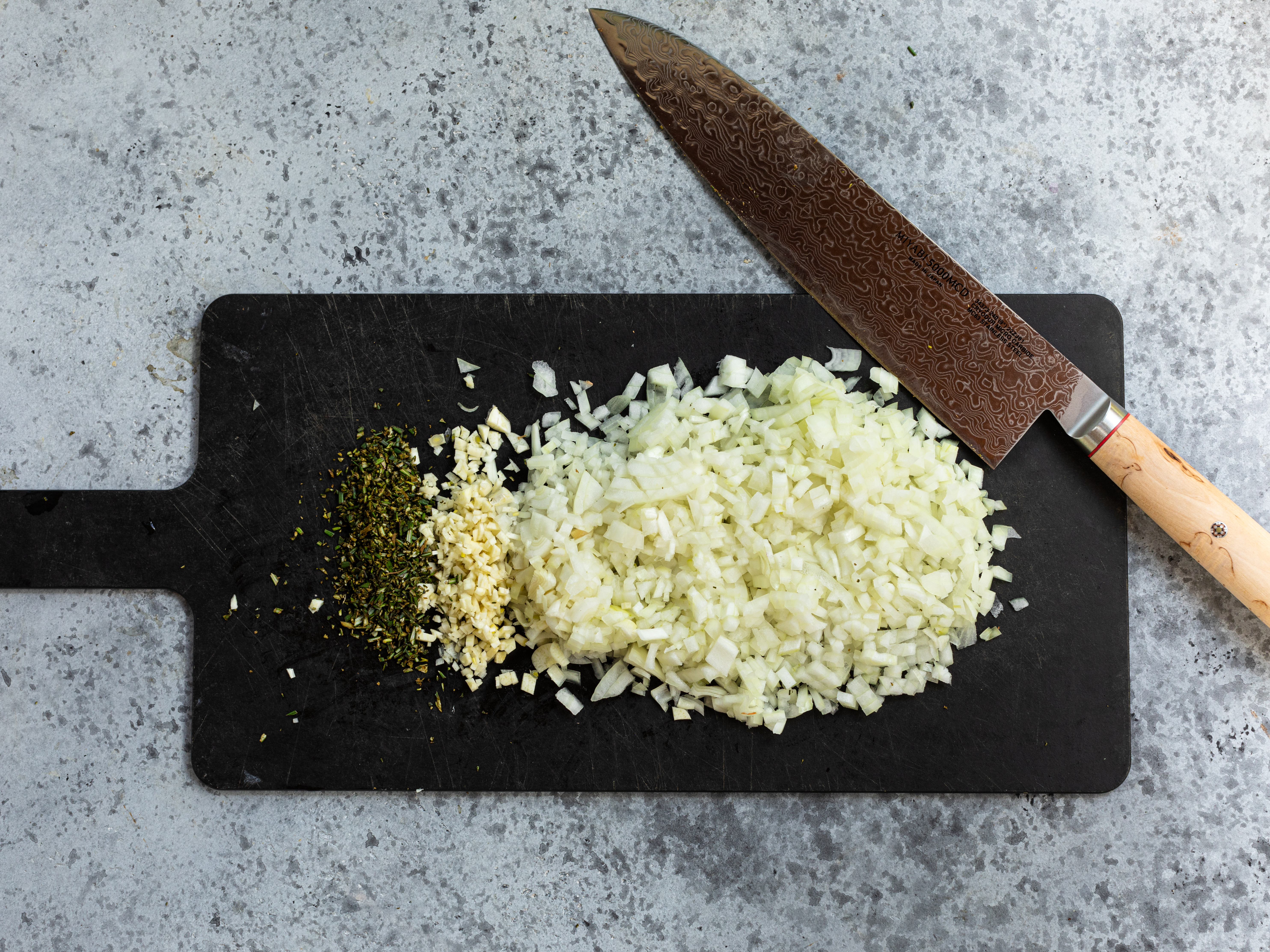 Schritt 1: Zwiebeln, Knoblauch und Rosmarin zubereiten