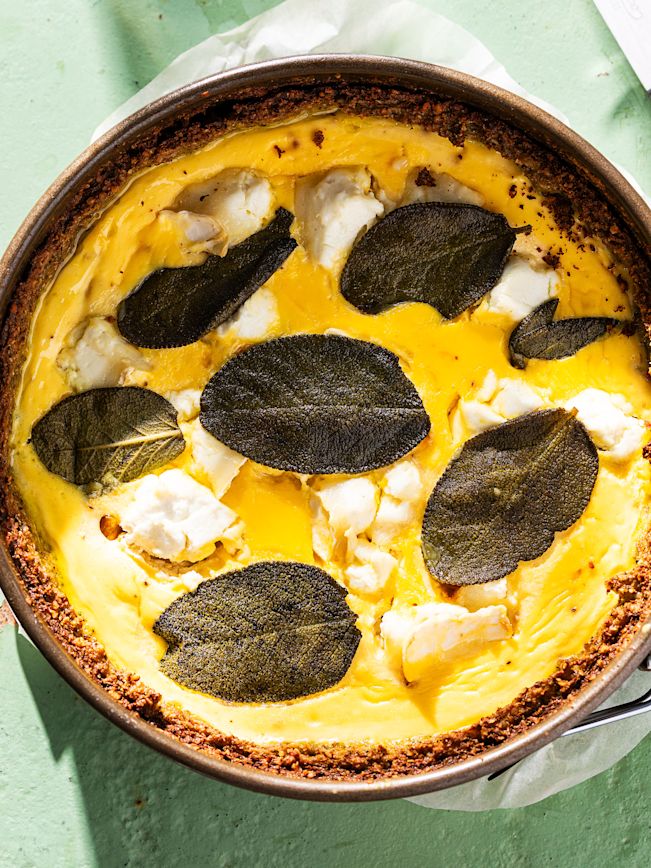 Kürbistarte mit Broccoliteig, Ziegenkäse und Salbei Rezept Kürbistarte mit Broccoliteig, Ziegenkäse und Salbei Rezept