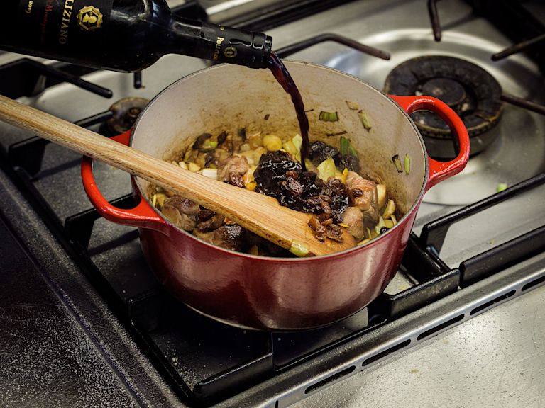 Schritt 3: Toskanisches Ragout mit Orangen schmoren. Schritt 3: Toskanisches Ragout mit Orangen schmoren.