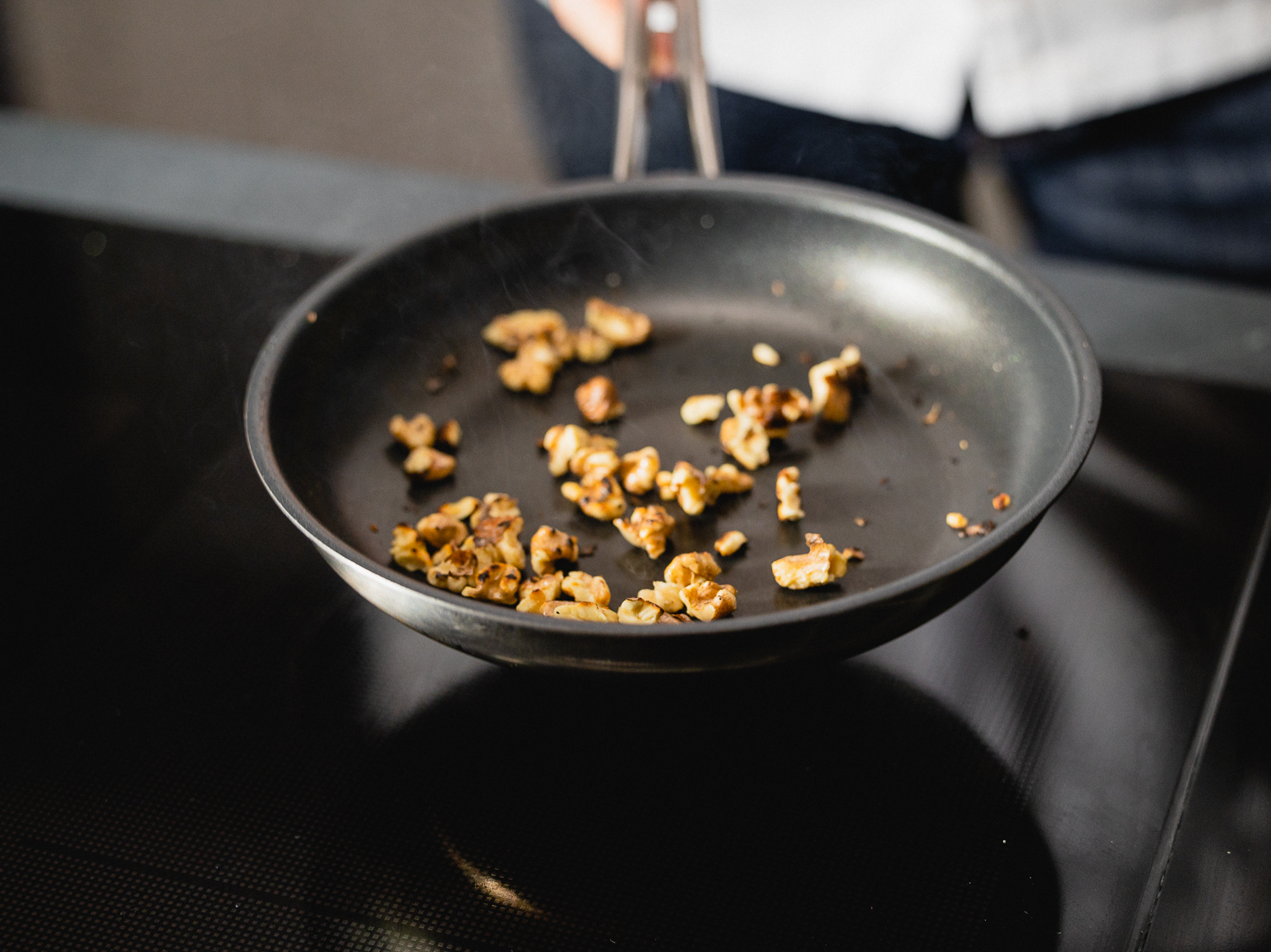 Schritt 2:  Randen-Risotto mit Ziegenkäse und Baumnüssen anrichten