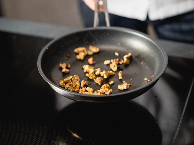 Schritt 2:  Randen-Risotto mit Ziegenkäse und Baumnüssen anrichten Schritt 2:  Randen-Risotto mit Ziegenkäse und Baumnüssen anrichten