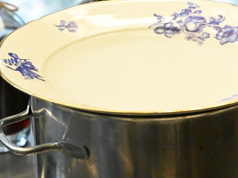 Schritt 1: Gemüse für Erbsen auf französische Art rüsten Schritt 1: Gemüse für Erbsen auf französische Art rüsten