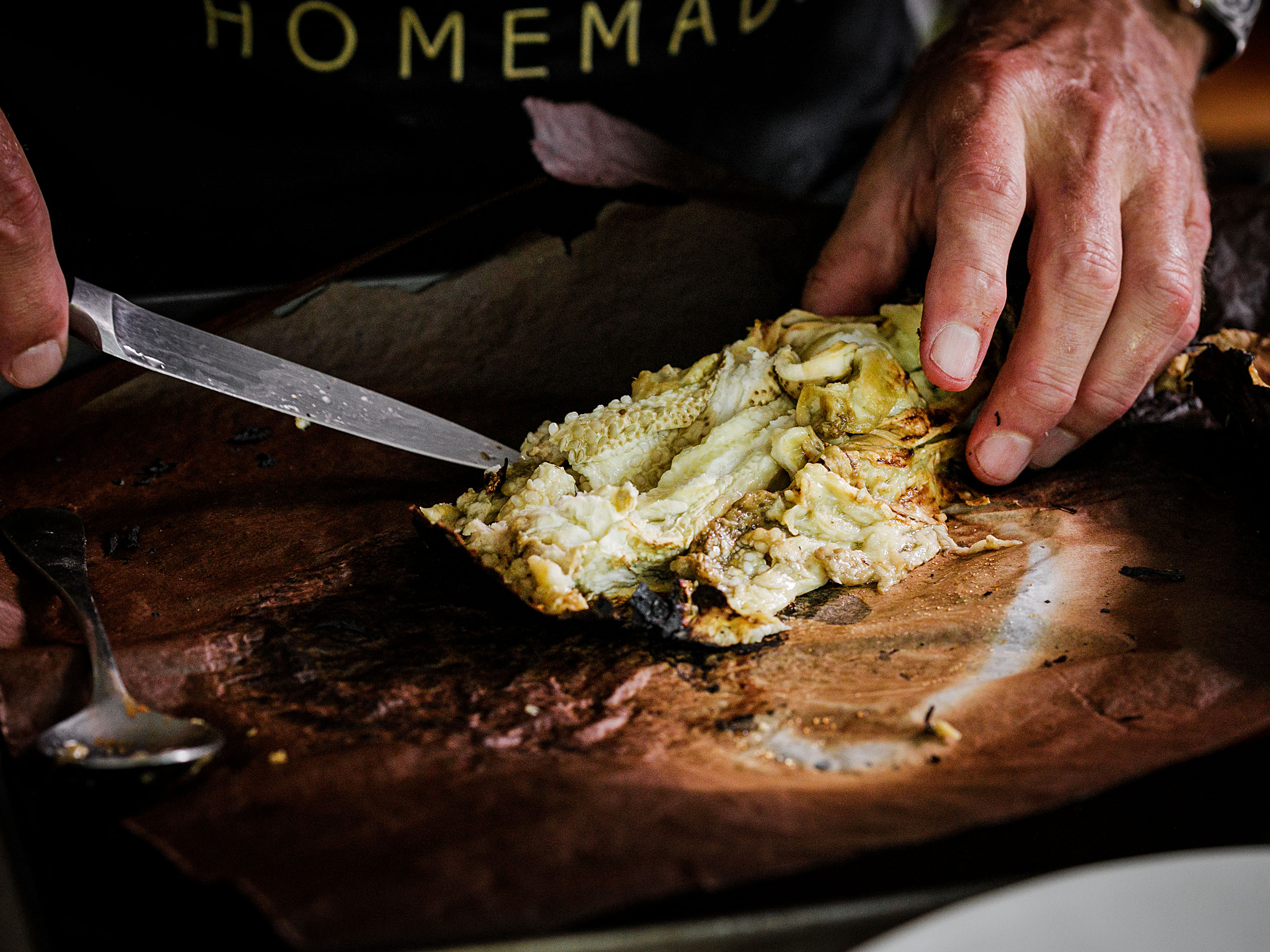 Schritt 2: Die Auberginenhaut mit einem scharfen Messer vom Stiel abwärts senkrecht einschneiden