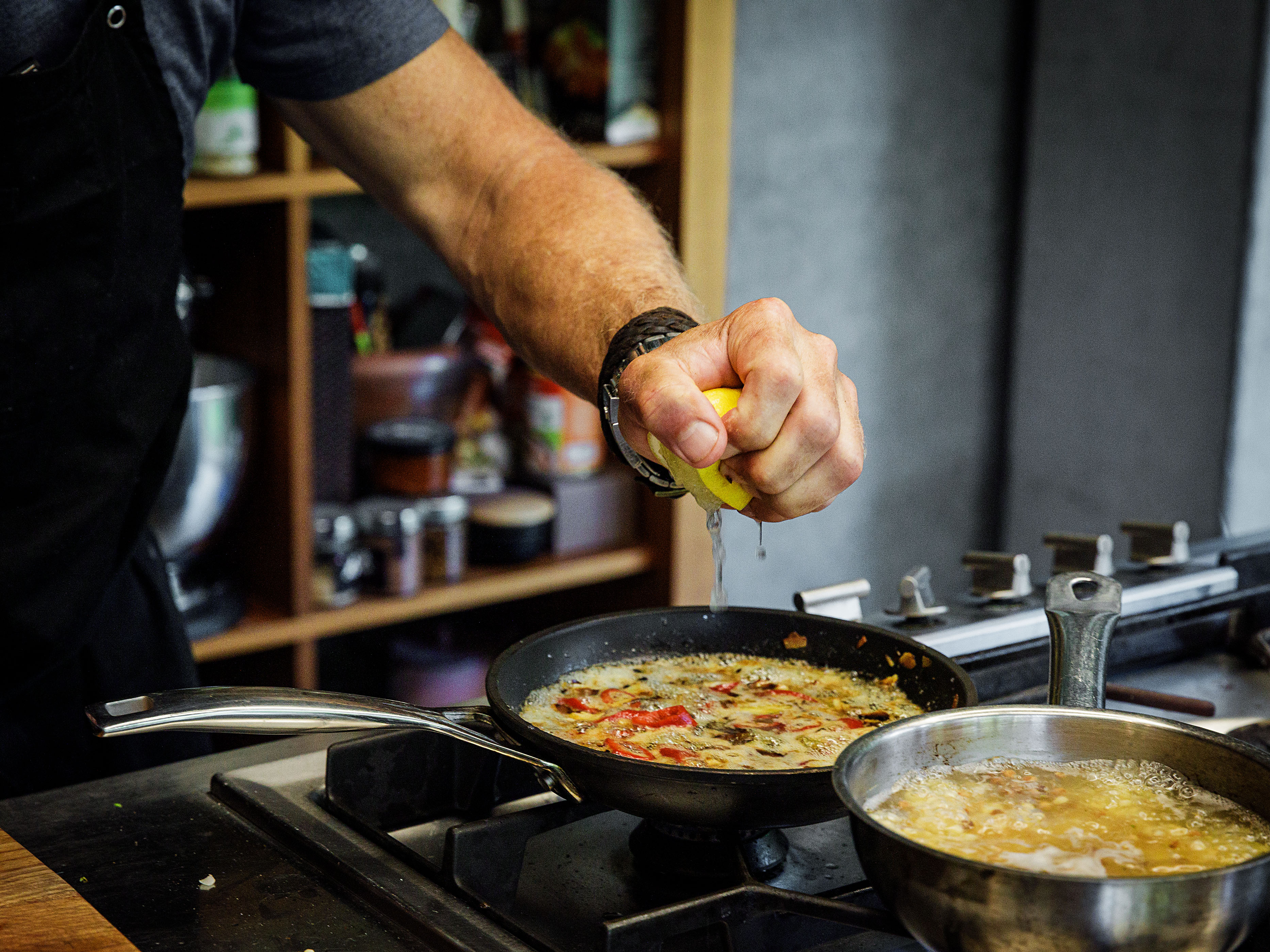 Schritt 3: Zitronen  für Gerösteten Kürbis mit Fregola sarda, Datteln und Mandeln rösten