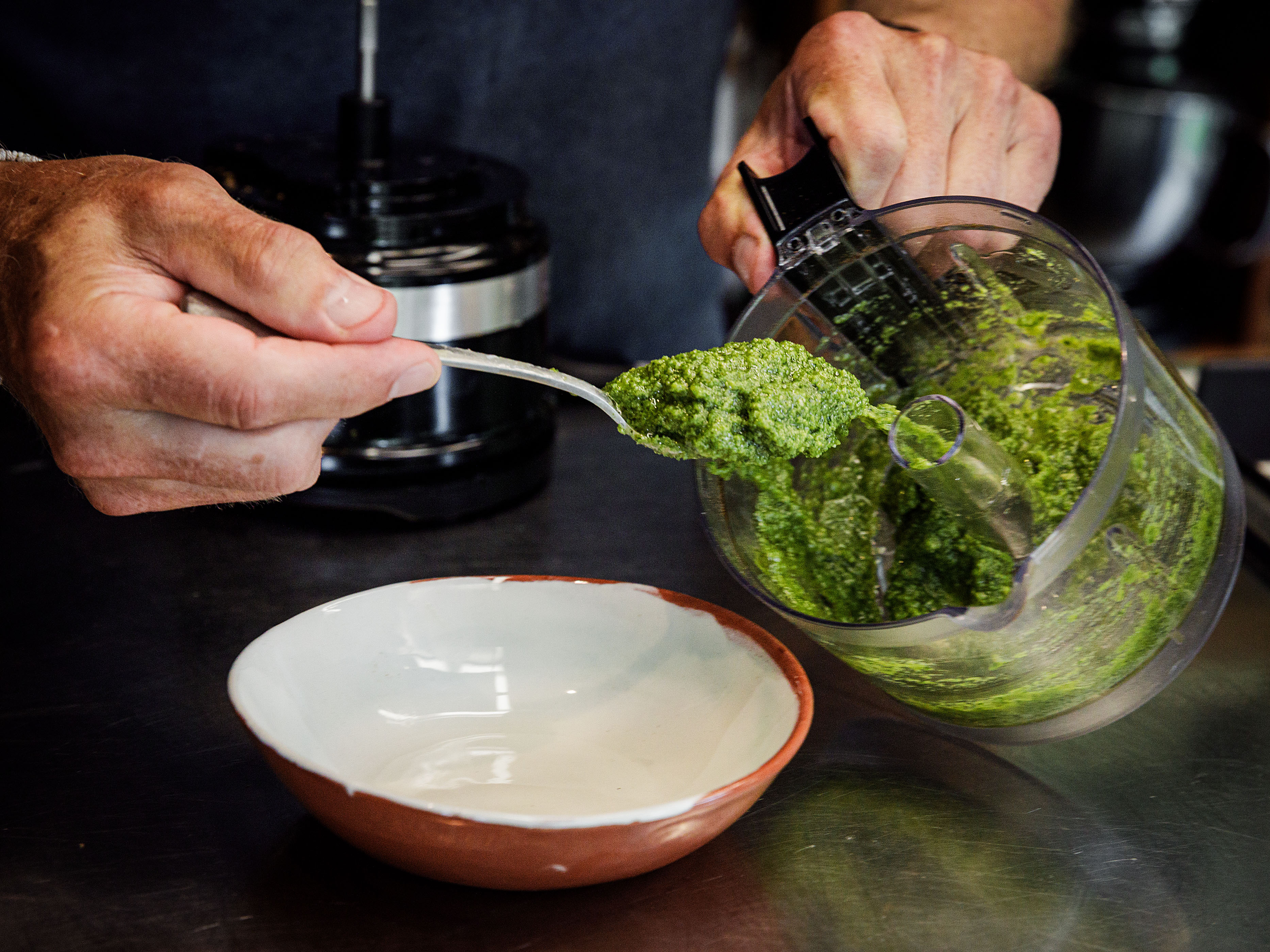 Schritt 2: Pesto für Sommerlichen Pasta-Salat zubereiten 