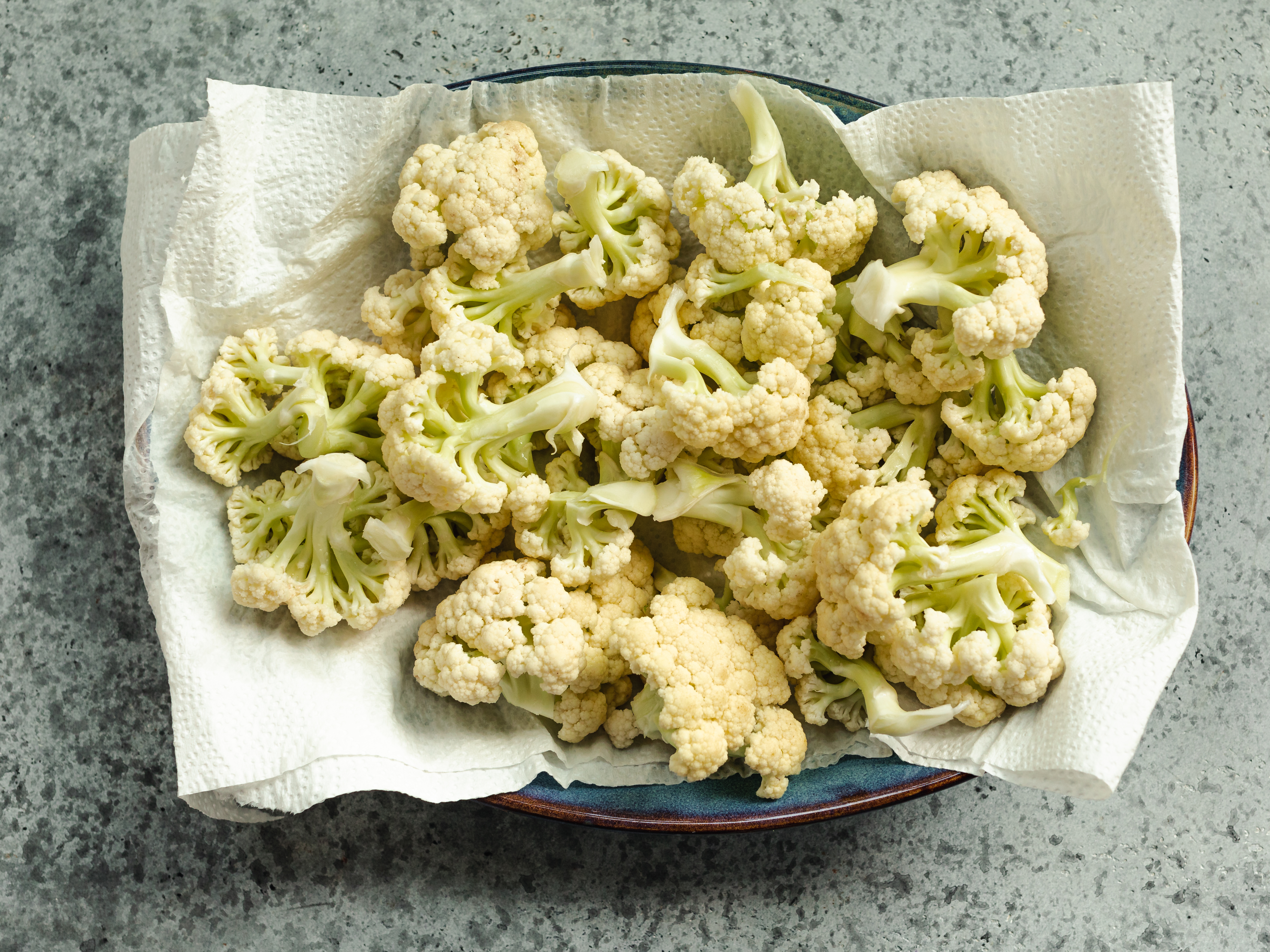 Schritt 1: Den Blumenkohl waschen und in kleine Röschen zerteilen