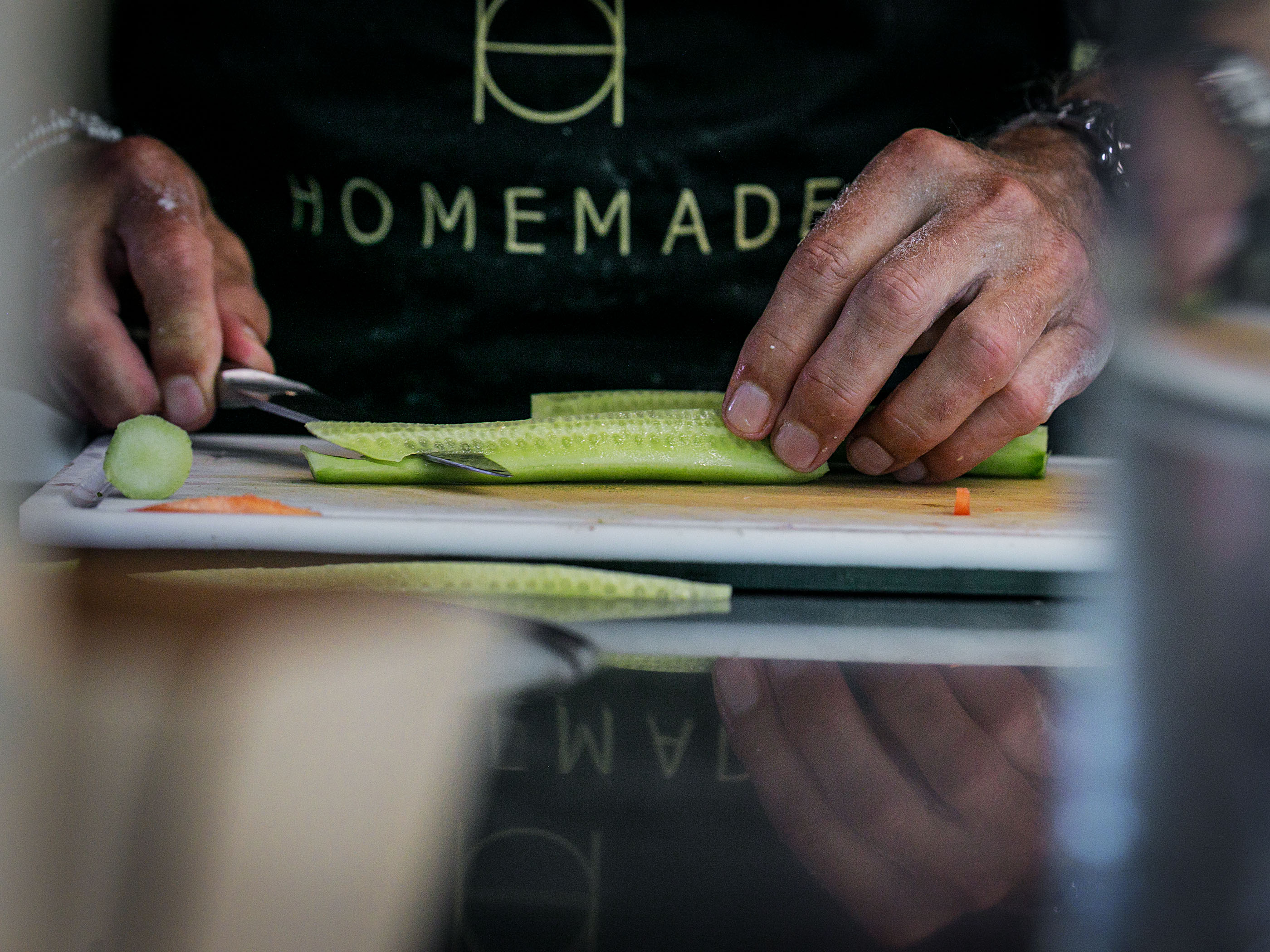 Schritt 2:  Israelischer Salat zubereiten.