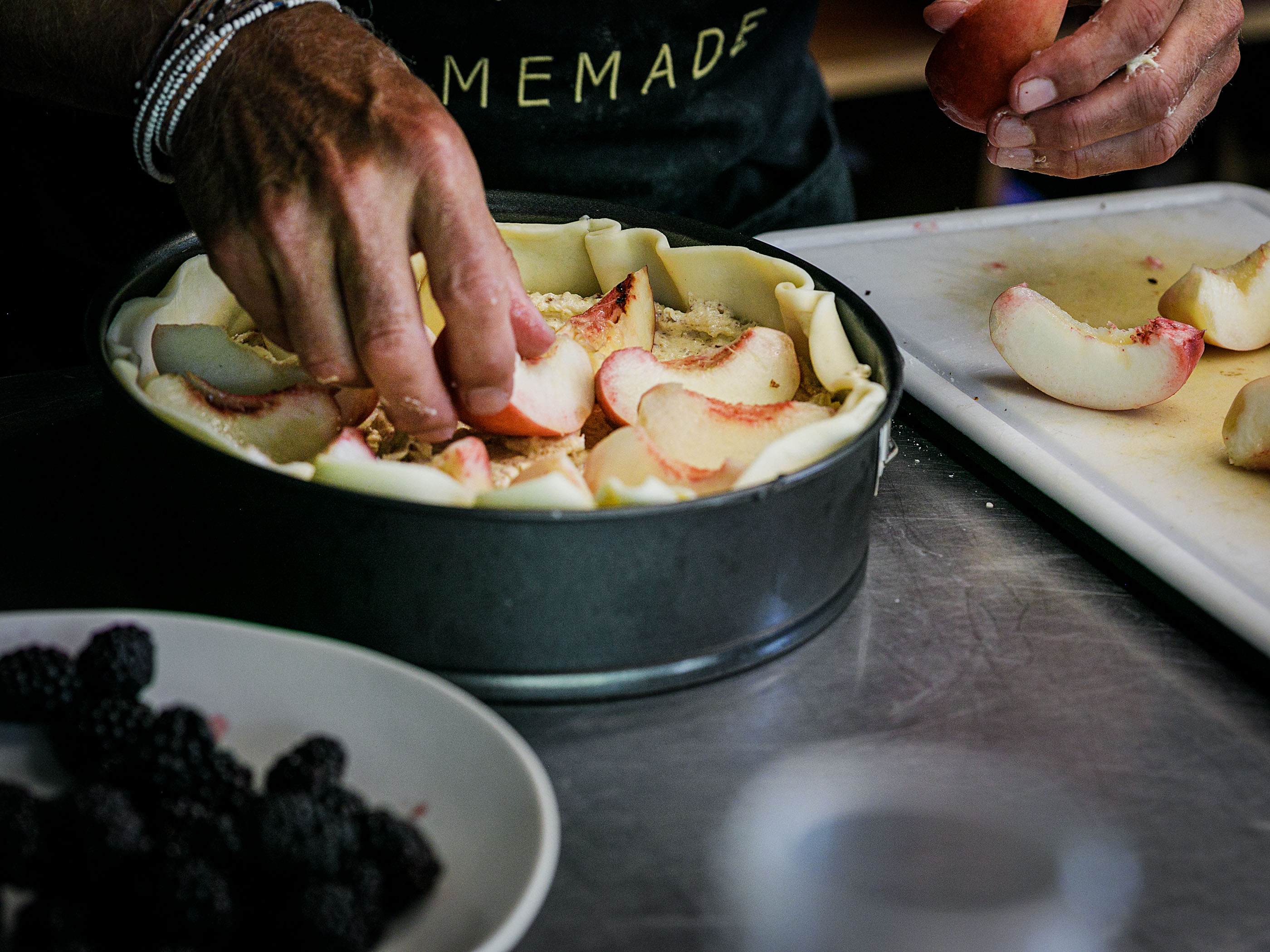 Schritt 2: Die Pfirsichschnitze mit der Schnittseite nach oben einlegen