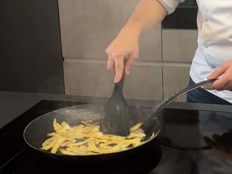 Step 2: Kartoffelschalen in heisses Öl geben und wenden Step 2: Kartoffelschalen in heisses Öl geben und wenden