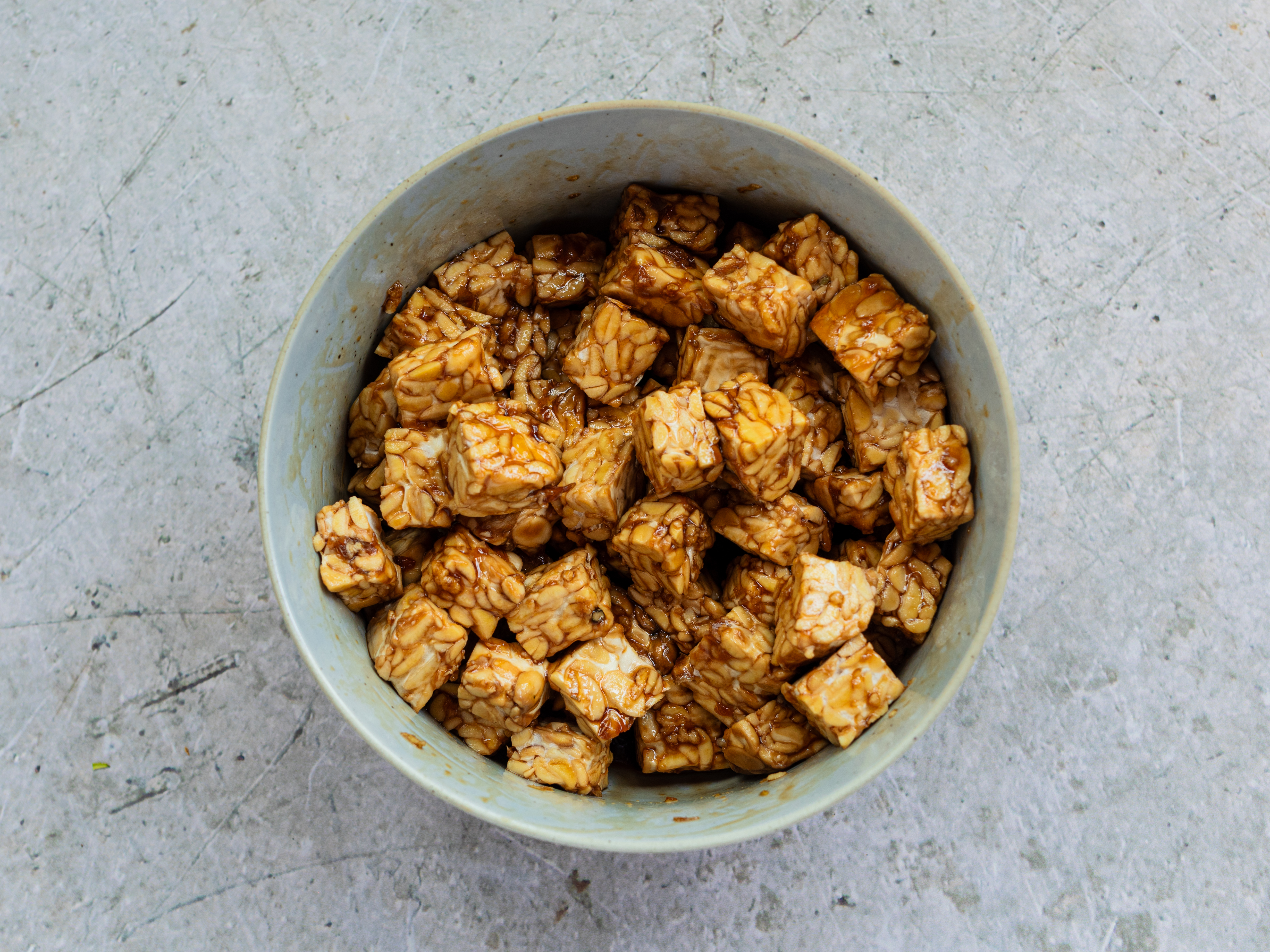 Schritt 2: Tempeh für Rotkohl-Tempeh Pfanne marinieren 