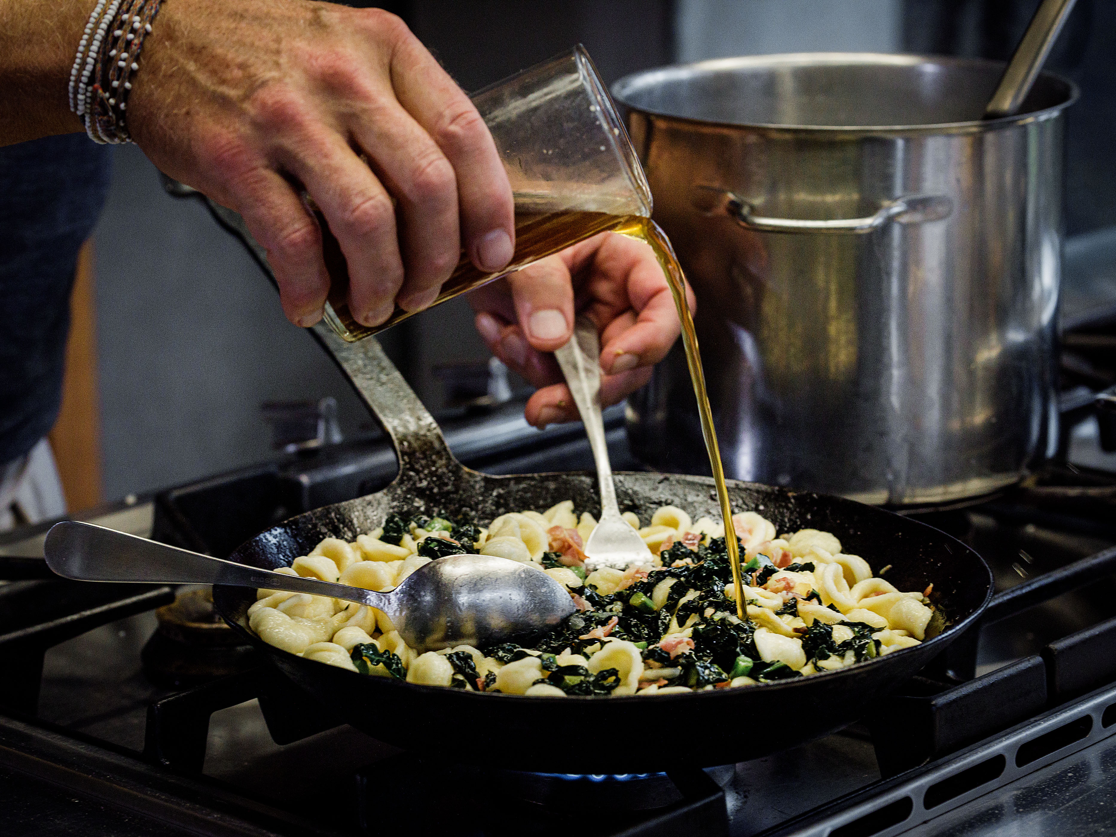 Schritt 2: Pilze hacken und zusammen mit ein paar Spritzern Steinpilzwasser und Pastawasser in die Pfanne geben, für eine perfekte Bindung