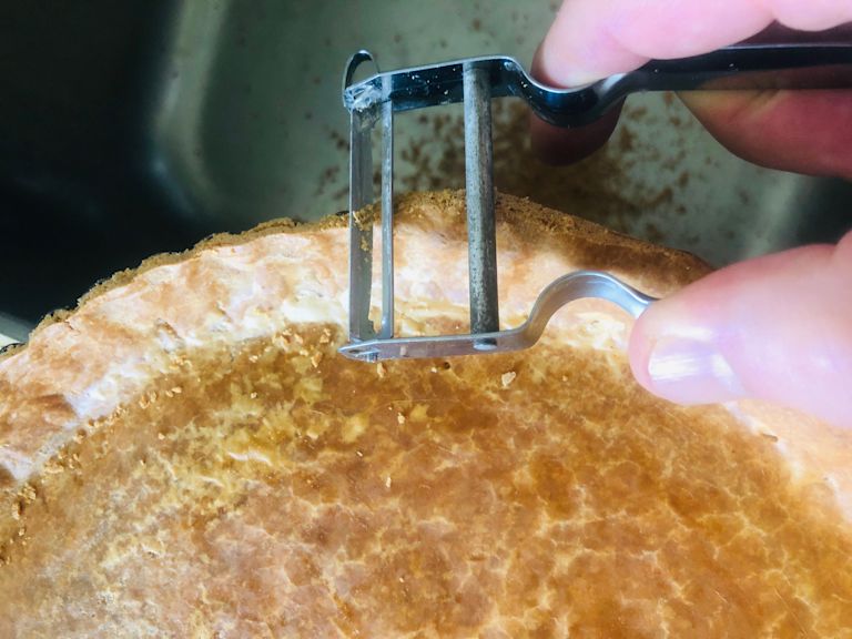 Schritt 2: Überstehende Teigreste abschneiden damit die Zwiebel-Tarte auch optisch überzeugt. Schritt 2: Überstehende Teigreste abschneiden damit die Zwiebel-Tarte auch optisch überzeugt.