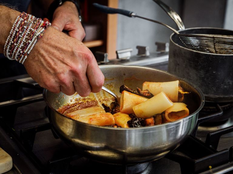 Schritt 3: Pasta al dente kochen,und zusammen mit den Teigwaren in den Sugo geben