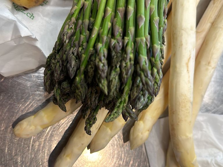 Schritt 1: Den weissen Spargel rüsten Schritt 1: Den weissen Spargel rüsten