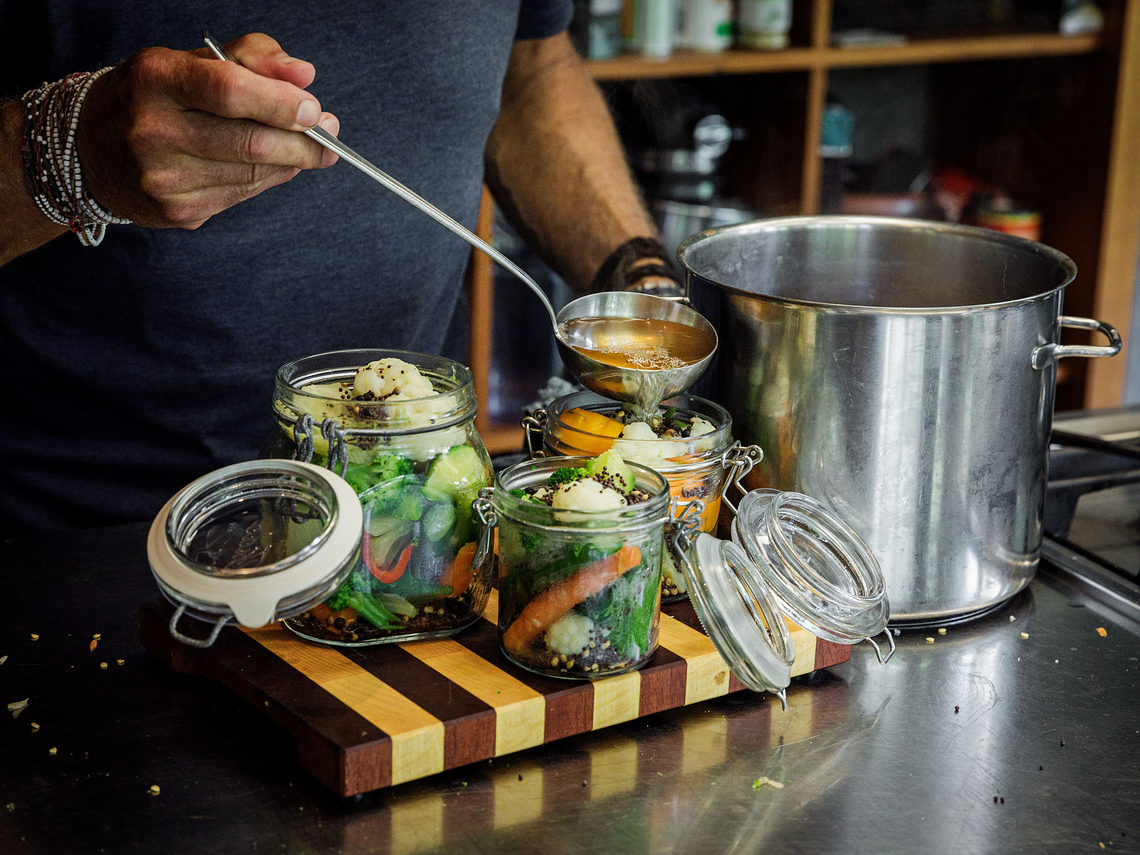 Schritt 3: Die vorbereiteten Gemüsestücke bis zum Rand in die Einmachgläser füllen und mit der heissen Essiglauge auffüllen