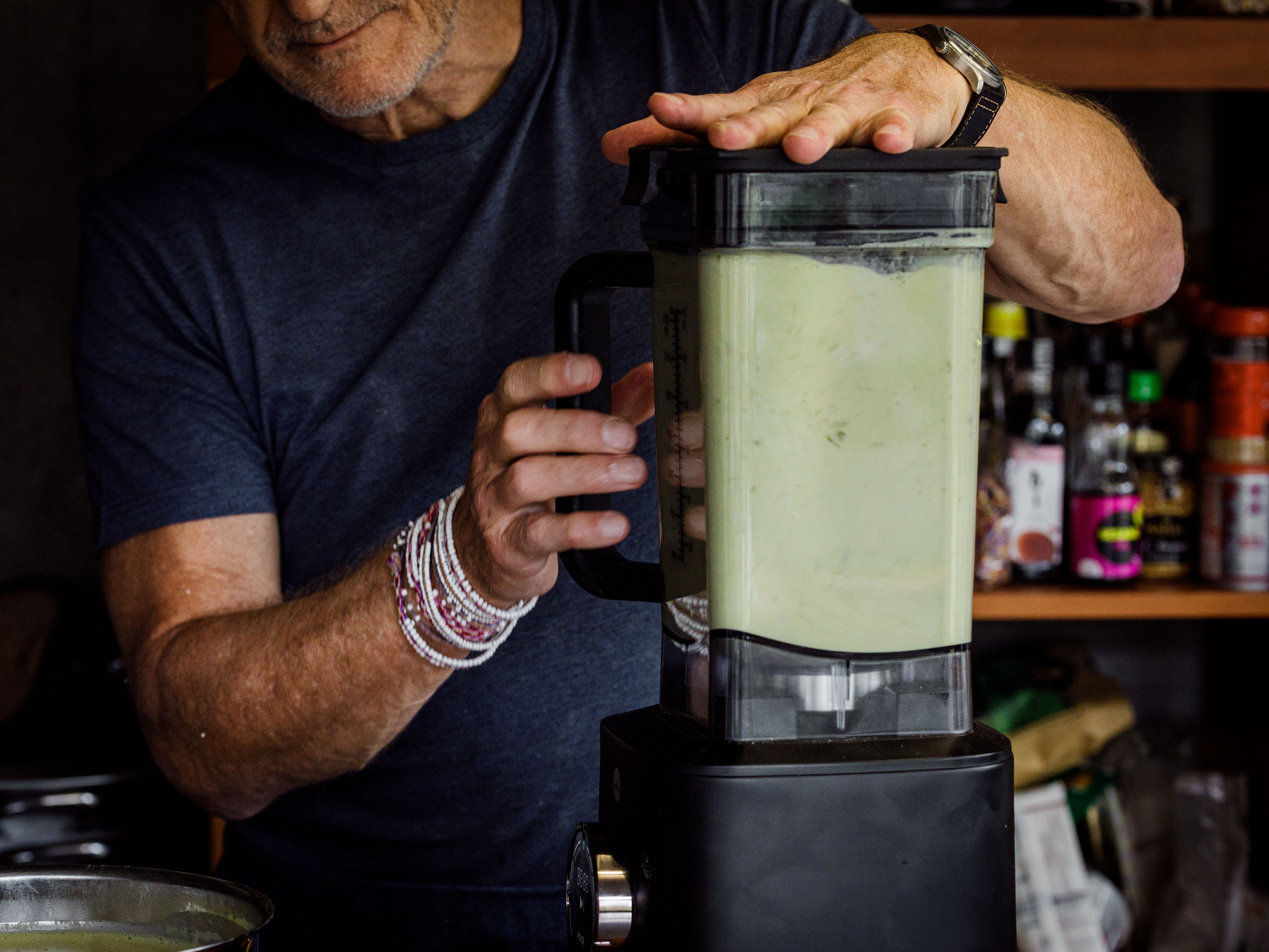 Schritt 3: Spinat-Erbsen-Püree für Erbsen-Spargel-Bisque mit Lavendel-Crème-fraîche und Spargelöl zubereiten 