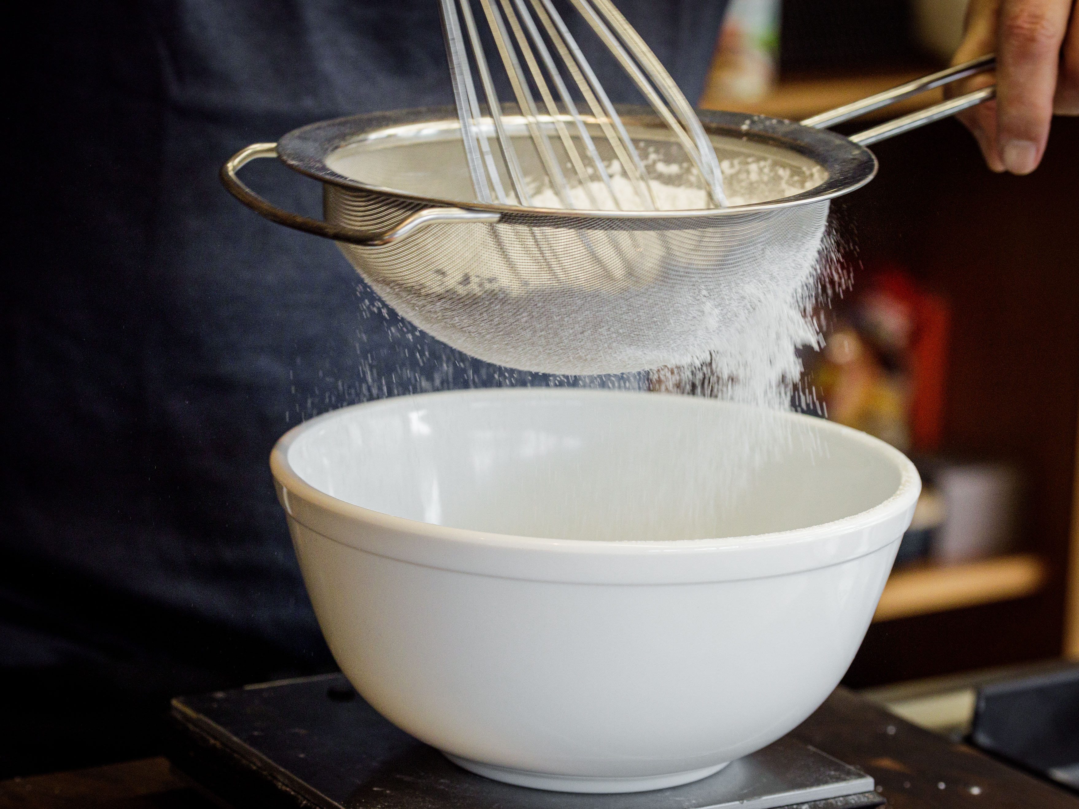 Schritt 1: Mandeln und Puderzucker in einer Schüssel mischen