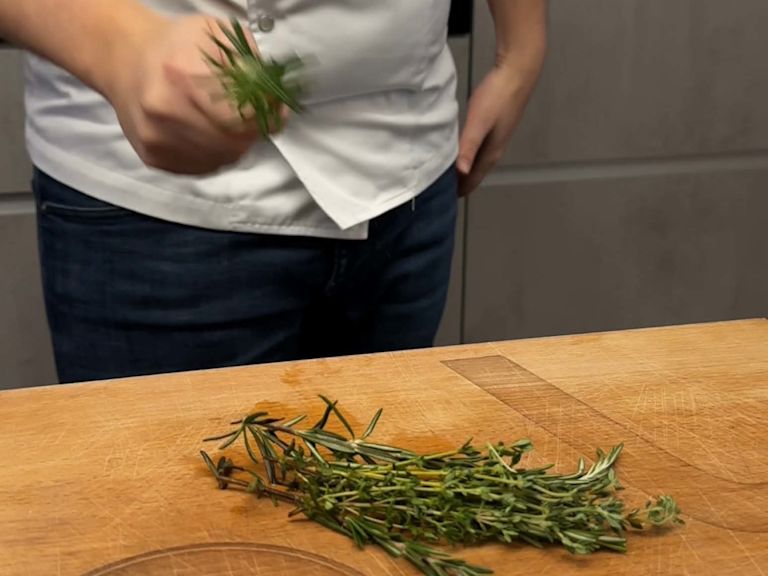 Step 2. Kräuter auf Küchenbrett schlagen Step 2. Kräuter auf Küchenbrett schlagen