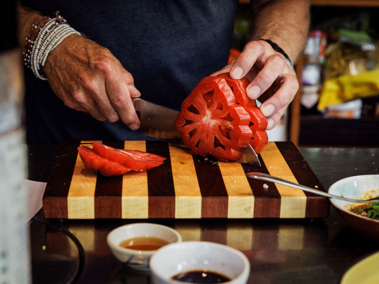 Schritt 3: Grillierter Halloumi mit Chili-Sesam-Dressing, Tomaten und Frühlingszwiebeln anrichten