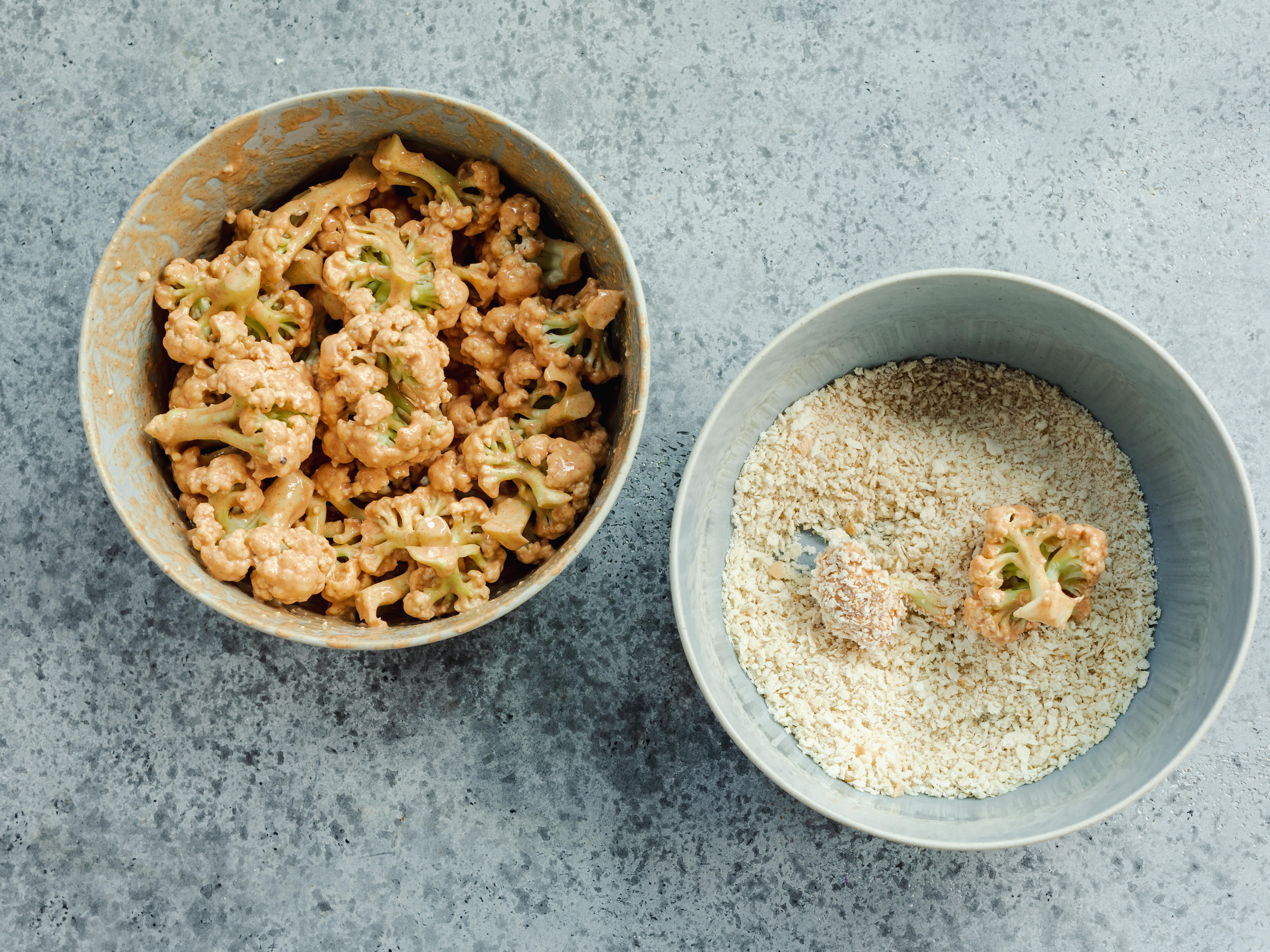 Schritt 1: Die Blumenkohlröschen in den Teig tauchen und sicherstellen, dass sie gleichmässig damit überzogen sind