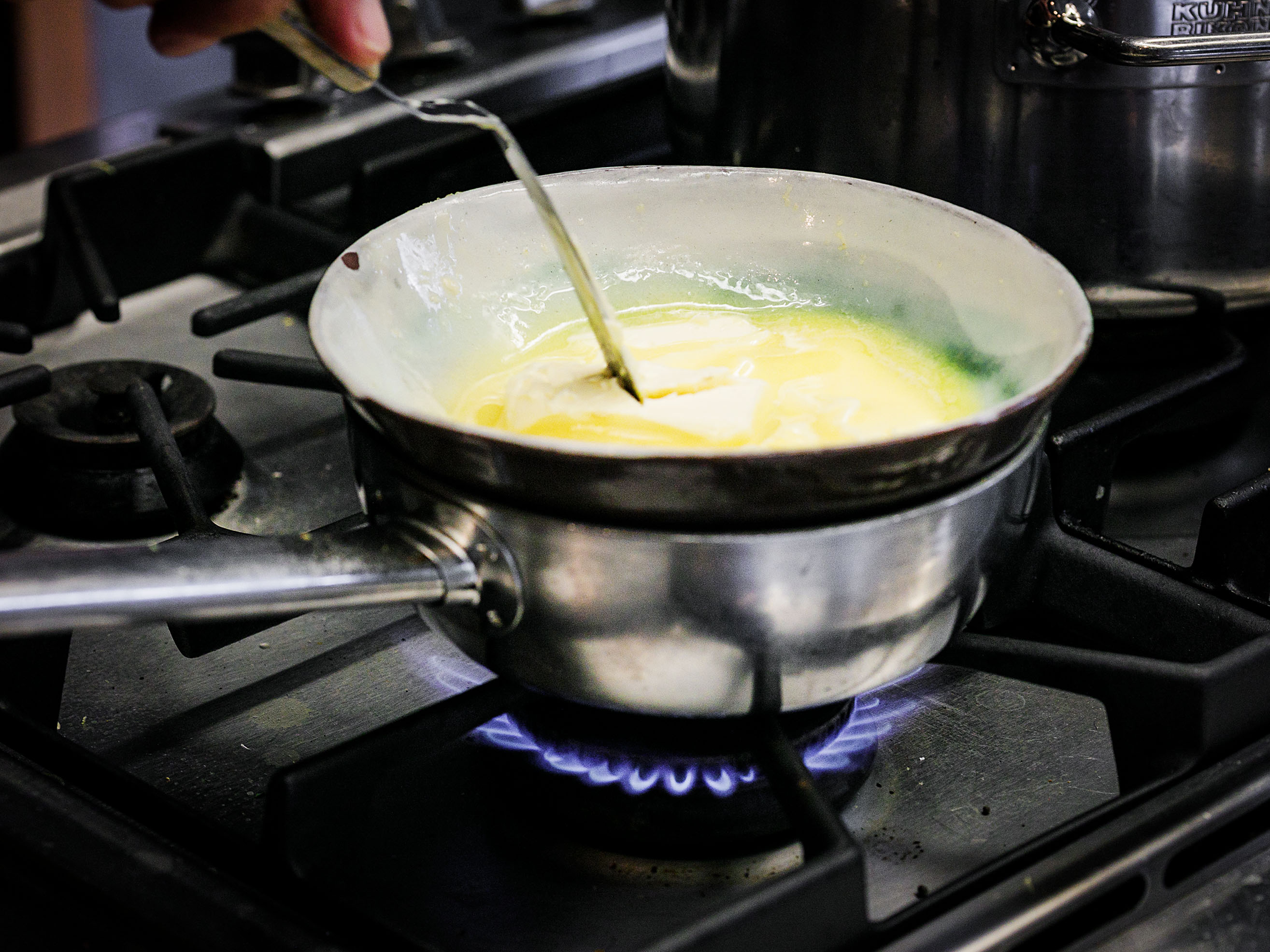 Schritt 1: Hollandaise unter Rühren im Wasserbad erwärmen