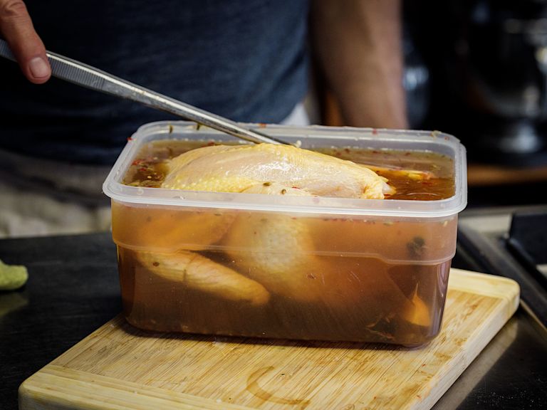 Schritt 3: Huhn für Orangen-mariniertes Huhn in Lauge einlegen Schritt 3: Huhn für Orangen-mariniertes Huhn in Lauge einlegen