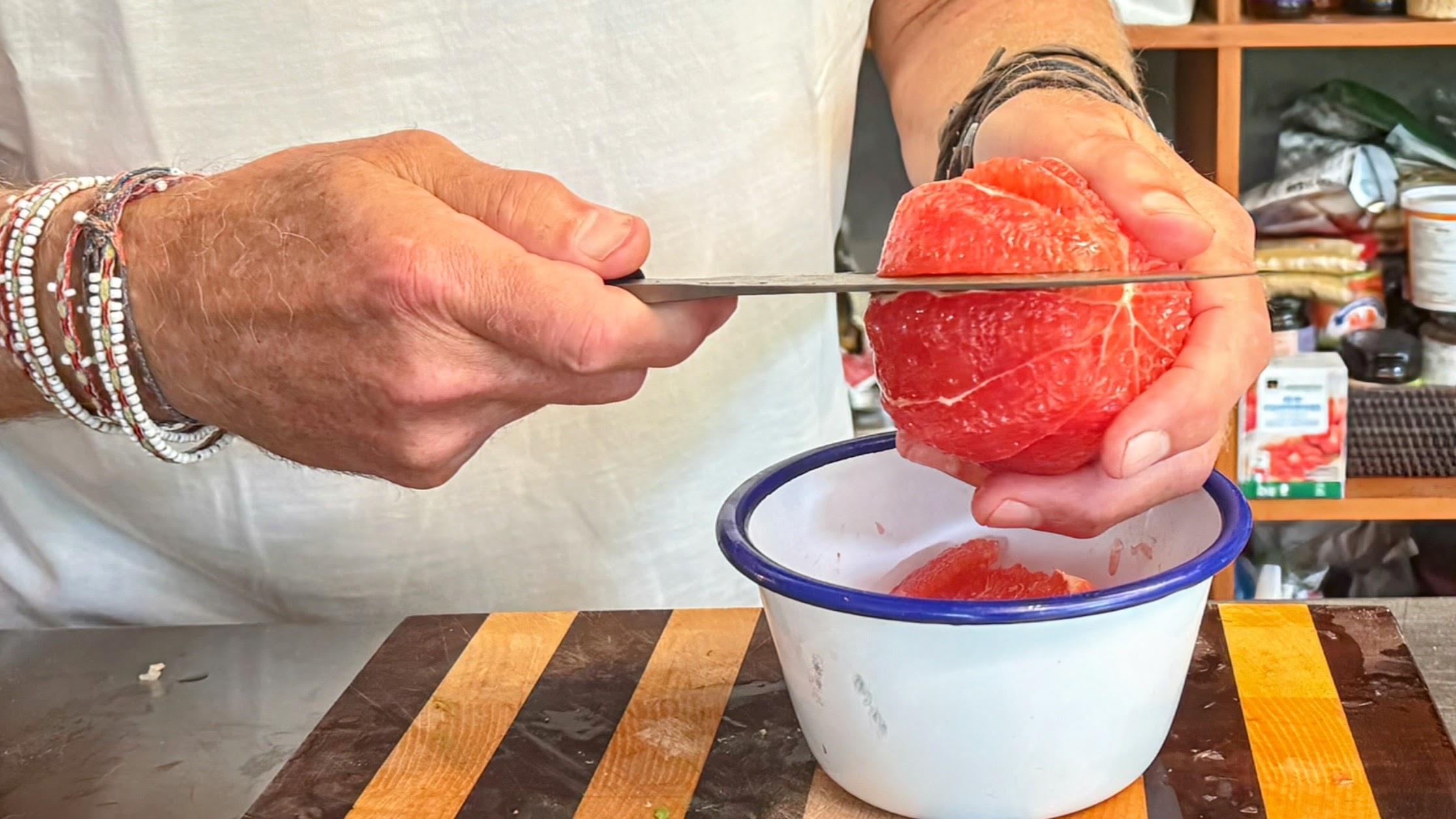 Schritt 1: Grapefruit für Fenchelsalat mit Birnen und Grapefruit-Schalotten Vinaigrette schälen und schneiden 