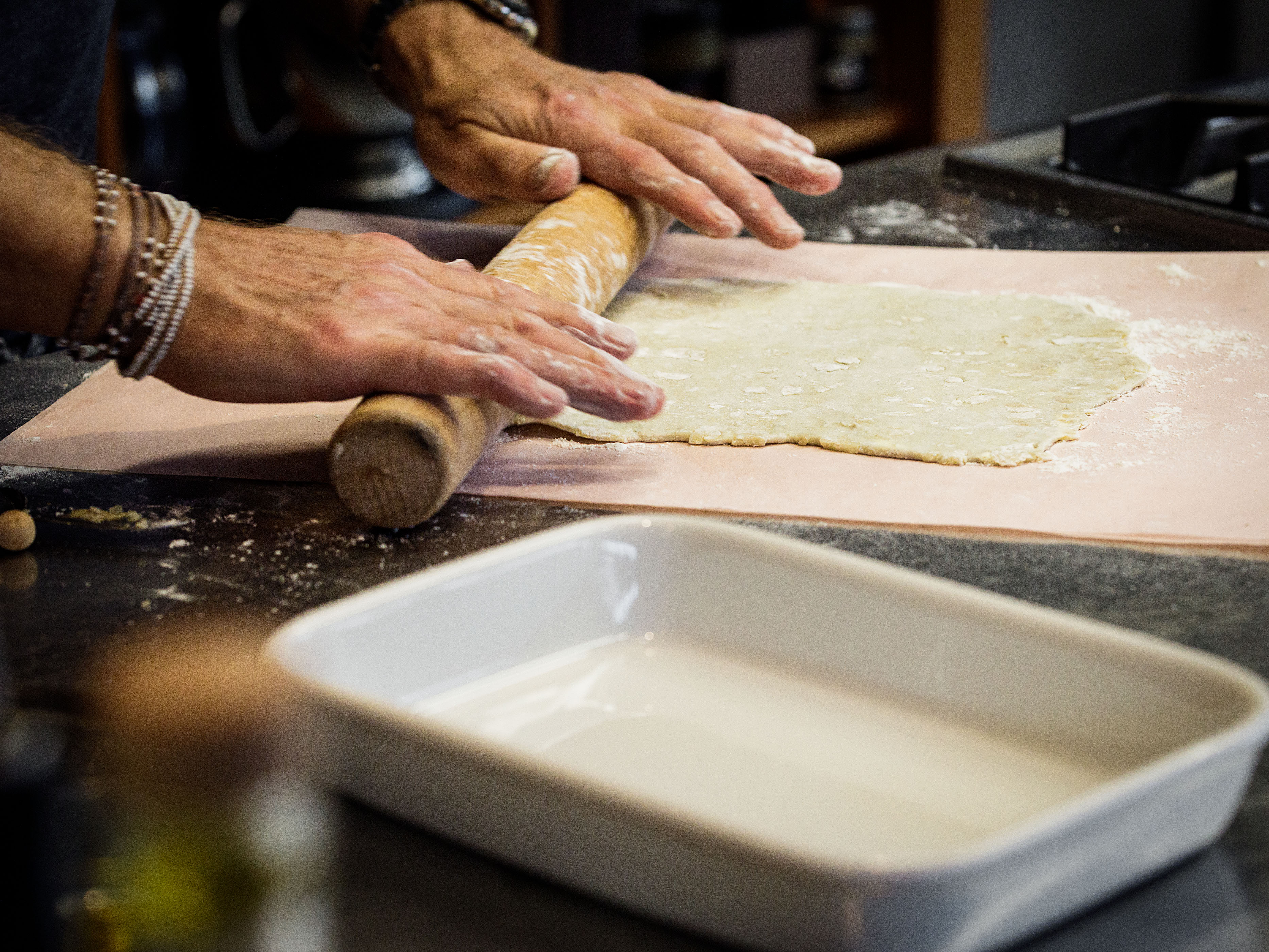 Schritt 2: Ein Drittel des Teigs zu einem etwa 19 cm x 29 cm grossen Rechteck ausrollen