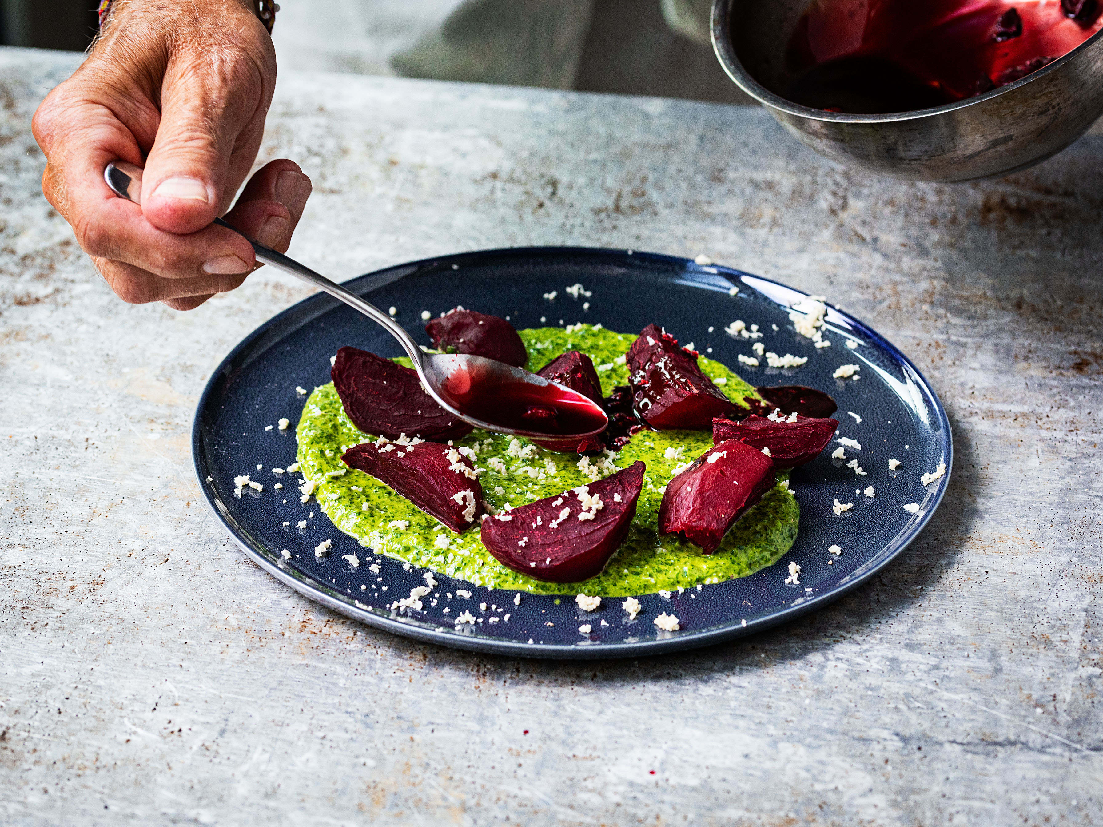 Schritt 4: Kräutercreme auf Teller verteilen, Randenviertel darauf anrichten, mit Vinaigrette umgiessen und etwas Meerrettich darüber reiben