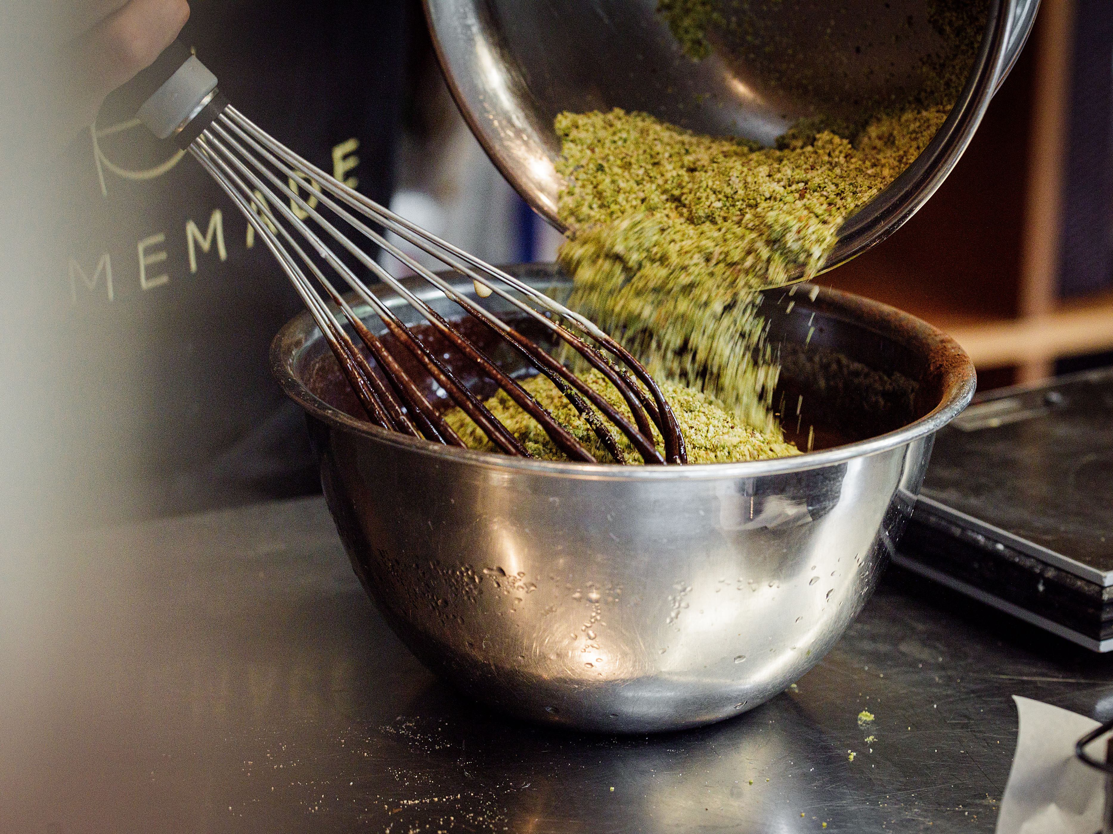 Schritt 3:  Eimischung für Drei-Bohnen-Schokoladenkuchen mit Vanillerahm zubereiten . 