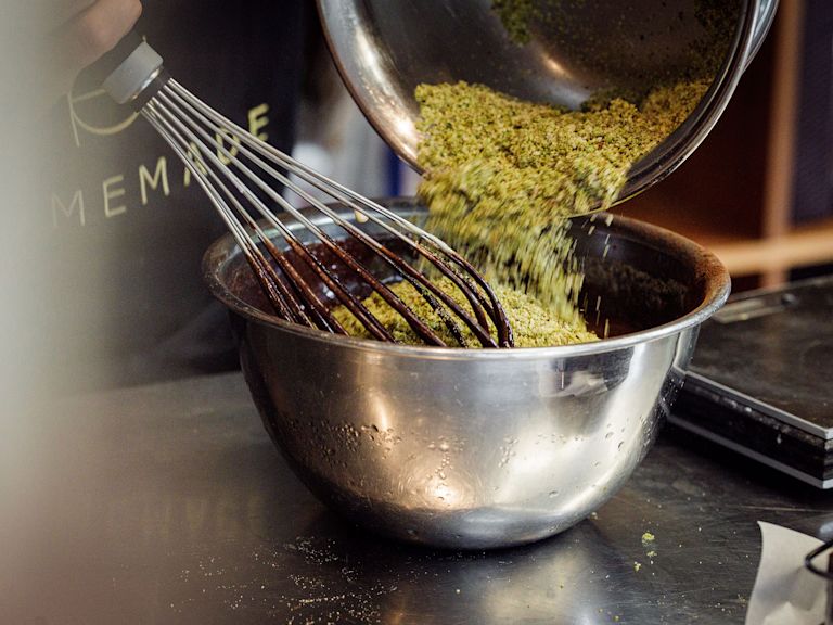 Schritt 3:  Eimischung für Drei-Bohnen-Schokoladenkuchen mit Vanillerahm zubereiten .  Schritt 3:  Eimischung für Drei-Bohnen-Schokoladenkuchen mit Vanillerahm zubereiten .