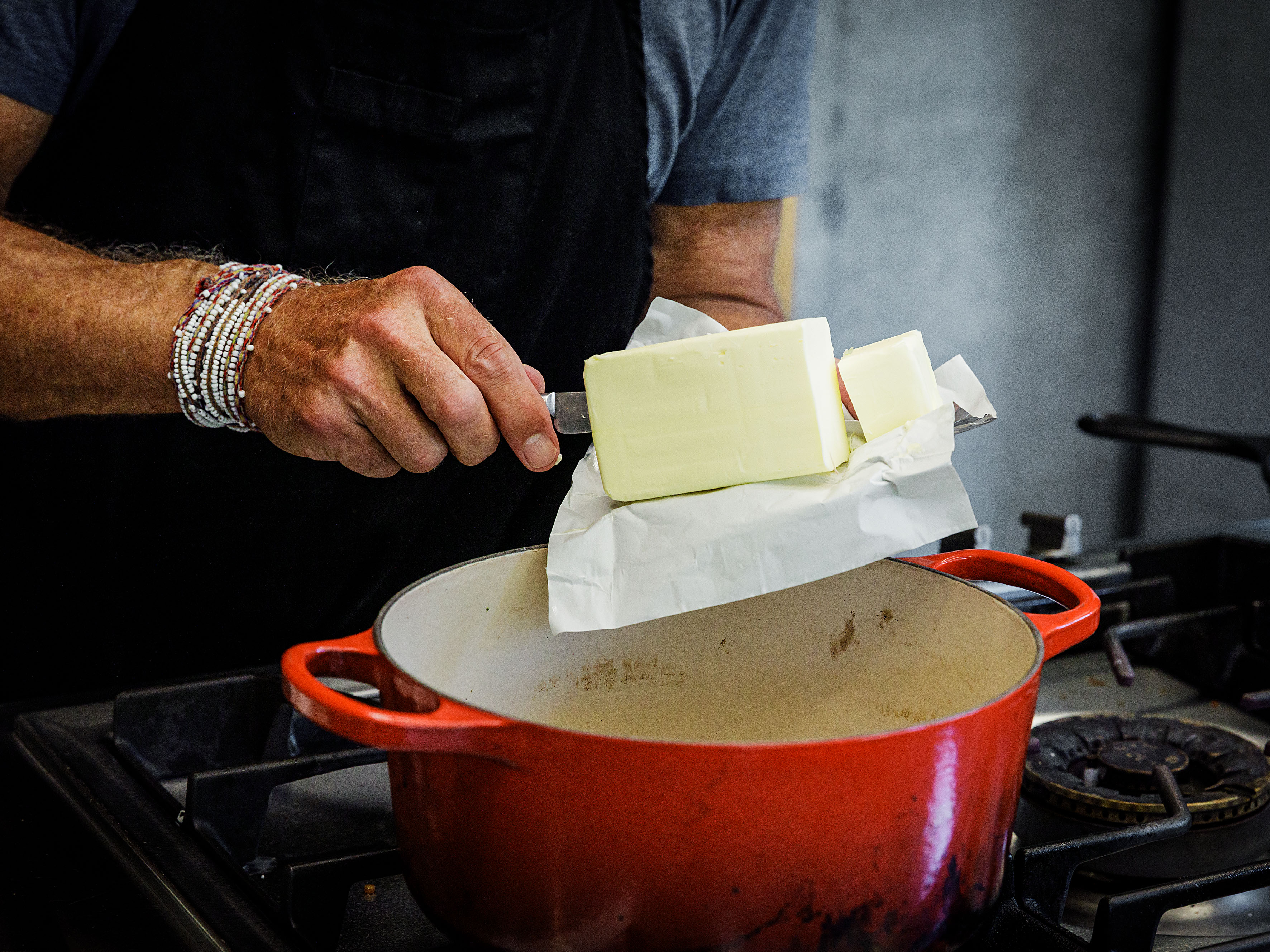 Schritt 1: Zwiebeln für Kalbsrahmgulasch nach Andreas Caminada zubereiten 