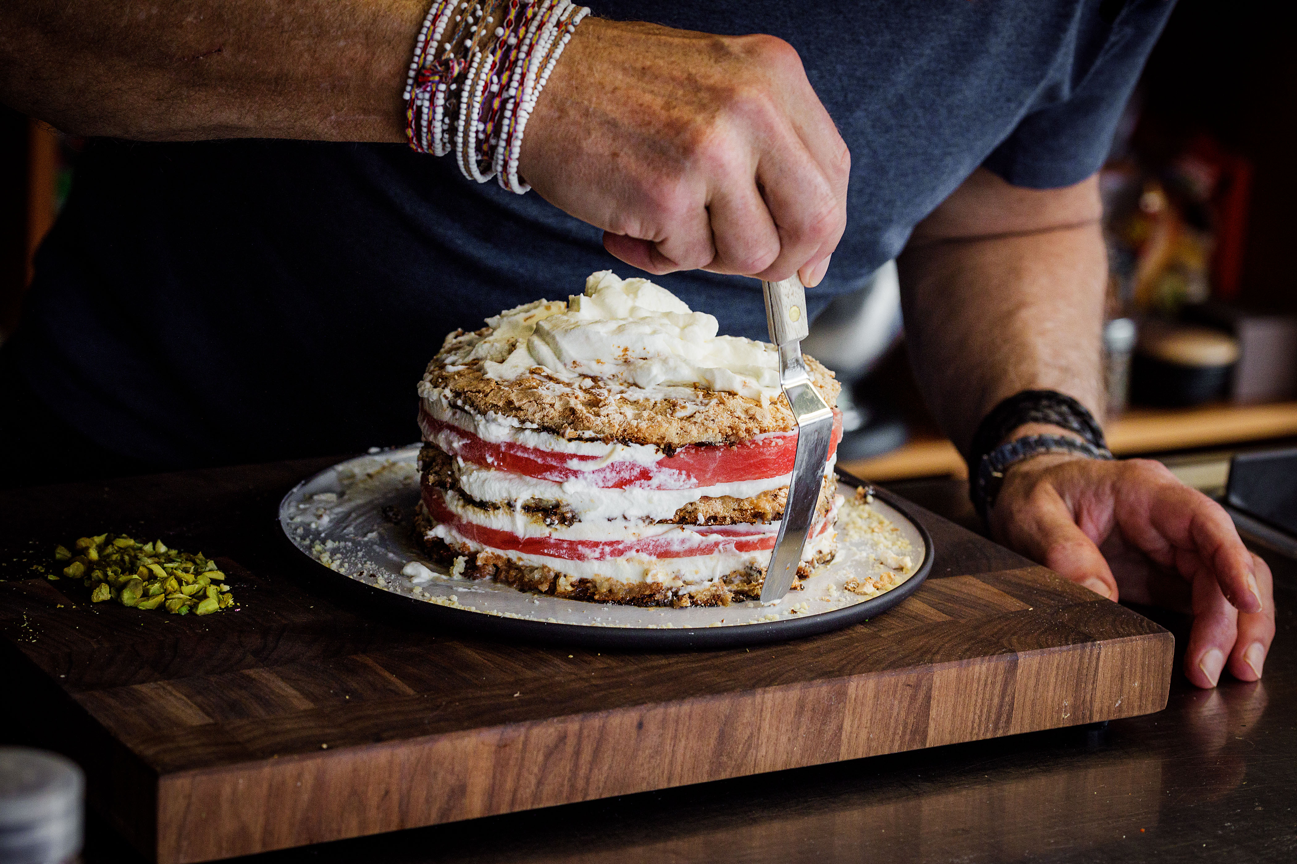 Schritt 4: Die Torte mit einer mit Schlagrahm bestrichenen Dacquoise-Scheibe abschliessen