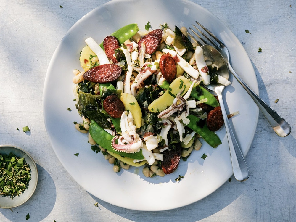 Schritt 4: Anrichten und Servieren von Tintenfischsalat mit Chorizo 