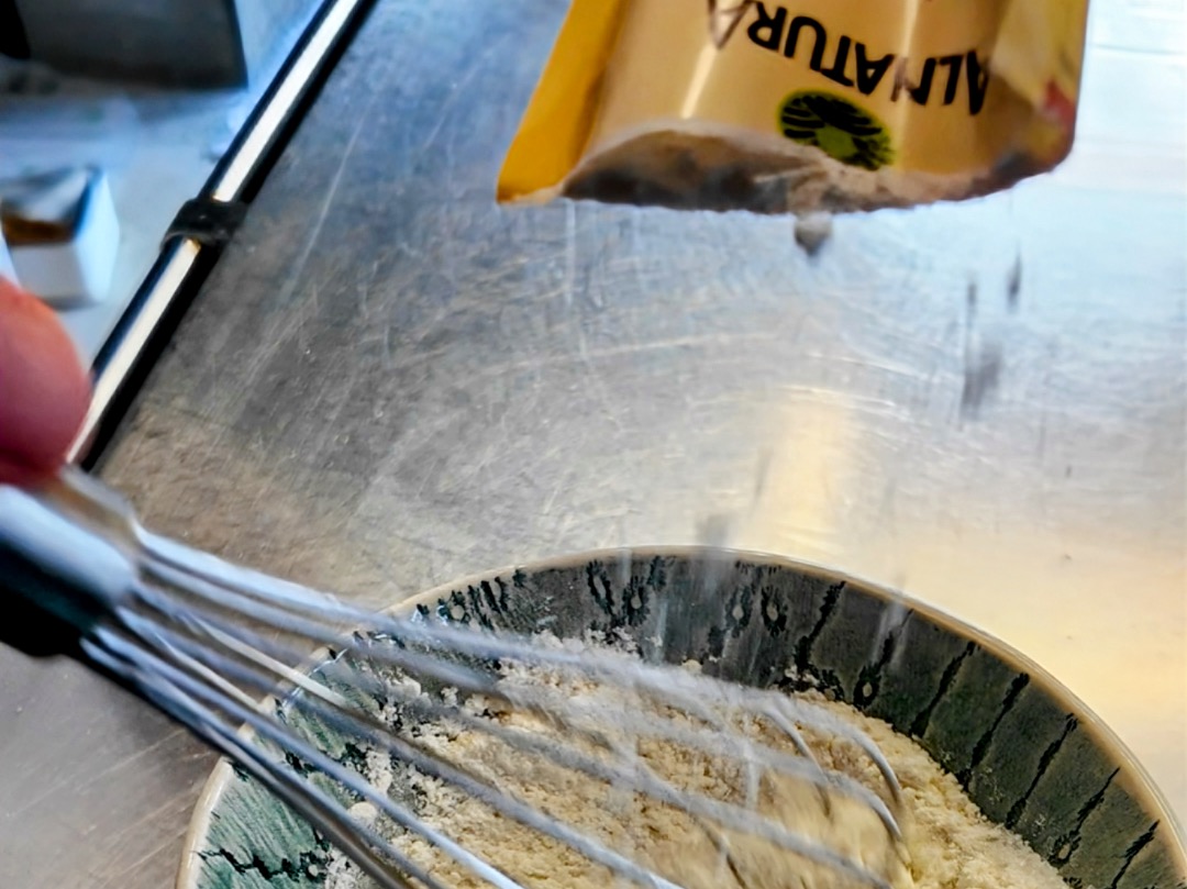 Schritt 4: Teig für Golden Pancake mit Beerenkompott fertigstellen 