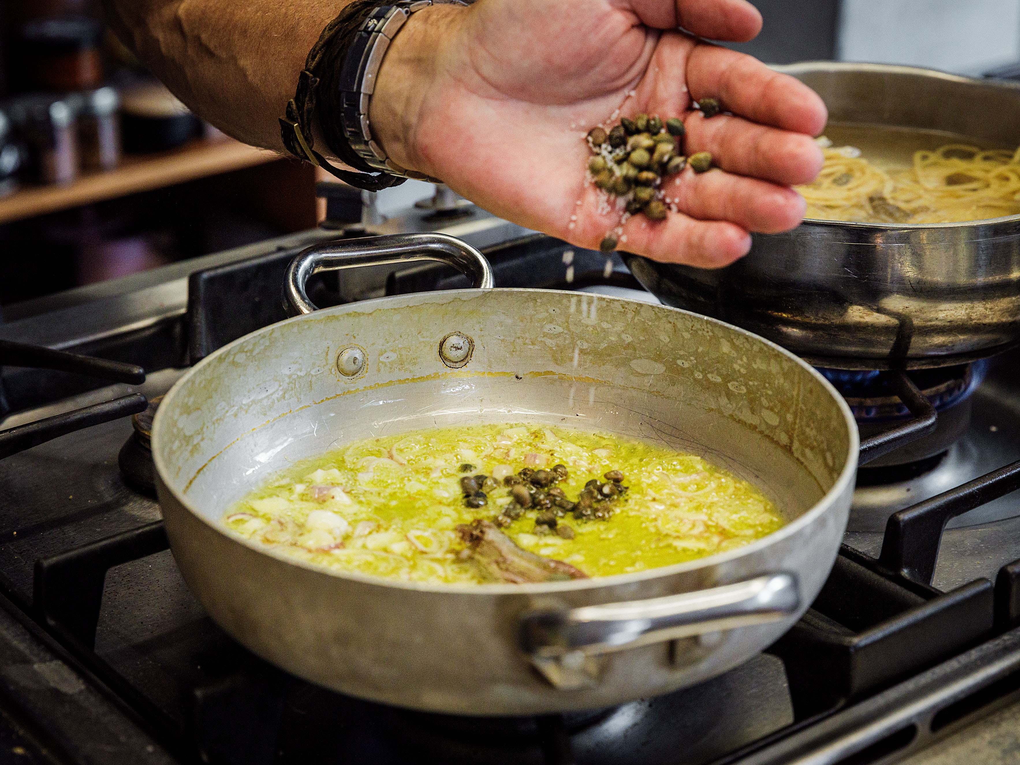 Schritt 1: Kapern zugeben, mit einer Kelle Kochwasser aufgiessen und köcheln lassen, bis die Flüssigkeit etwas eingekocht ist