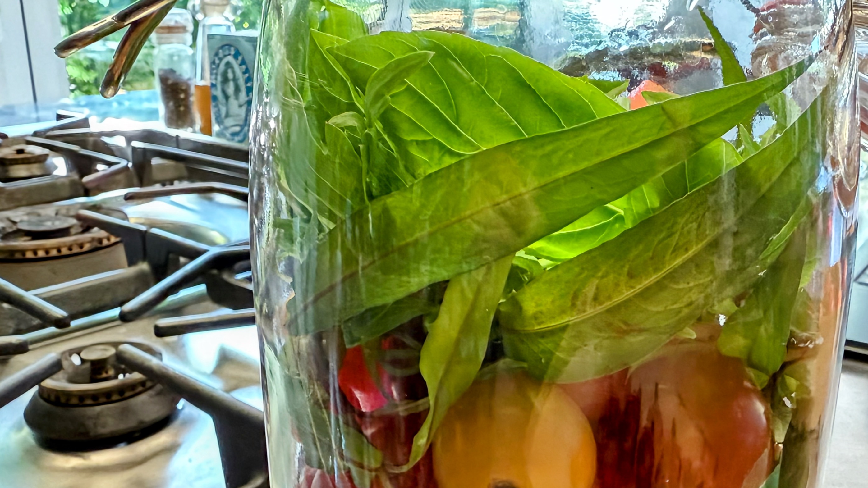 Schritt 1: Glas für Eingemachte Tomaten vorbereiten und Tomaten einlegen  