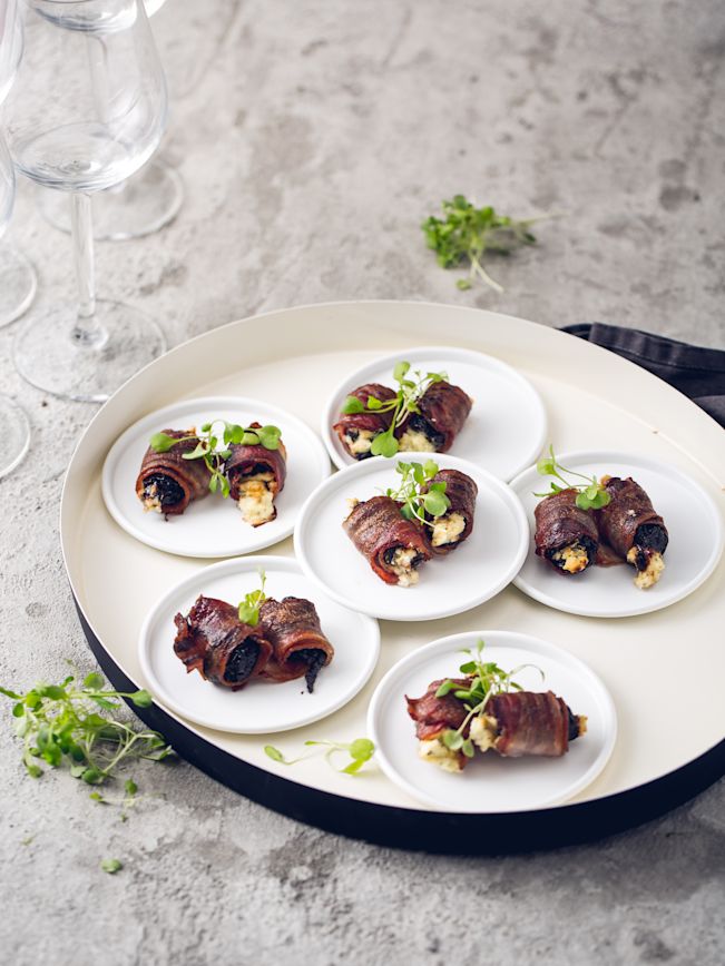 Gefüllte Pflaumen im Speckmantel Rezept1 Gefüllte Pflaumen im Speckmantel Rezept1