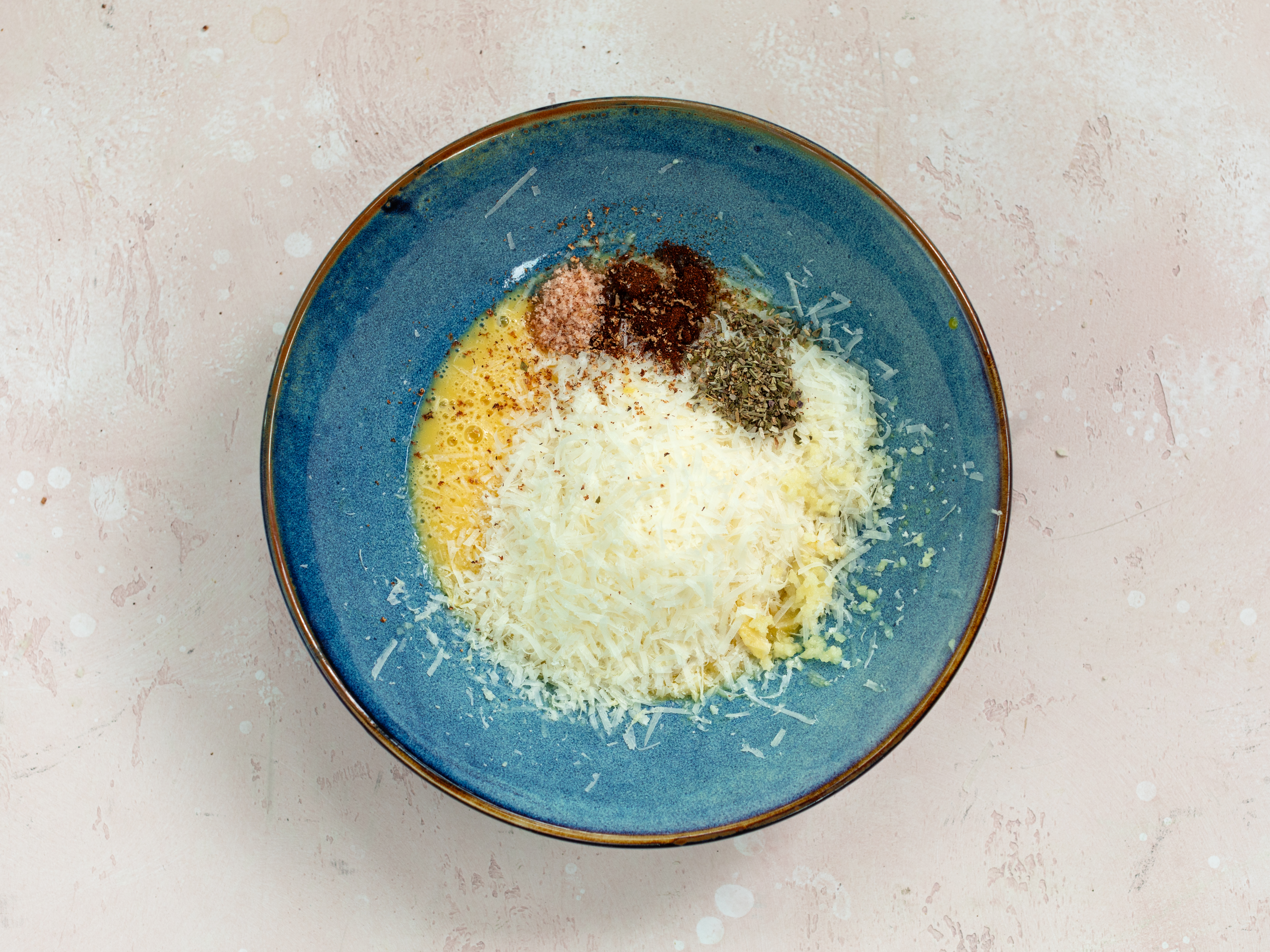 Schritt 2: Teig für Zucchini-Parmesan-Waffeln herstellen 