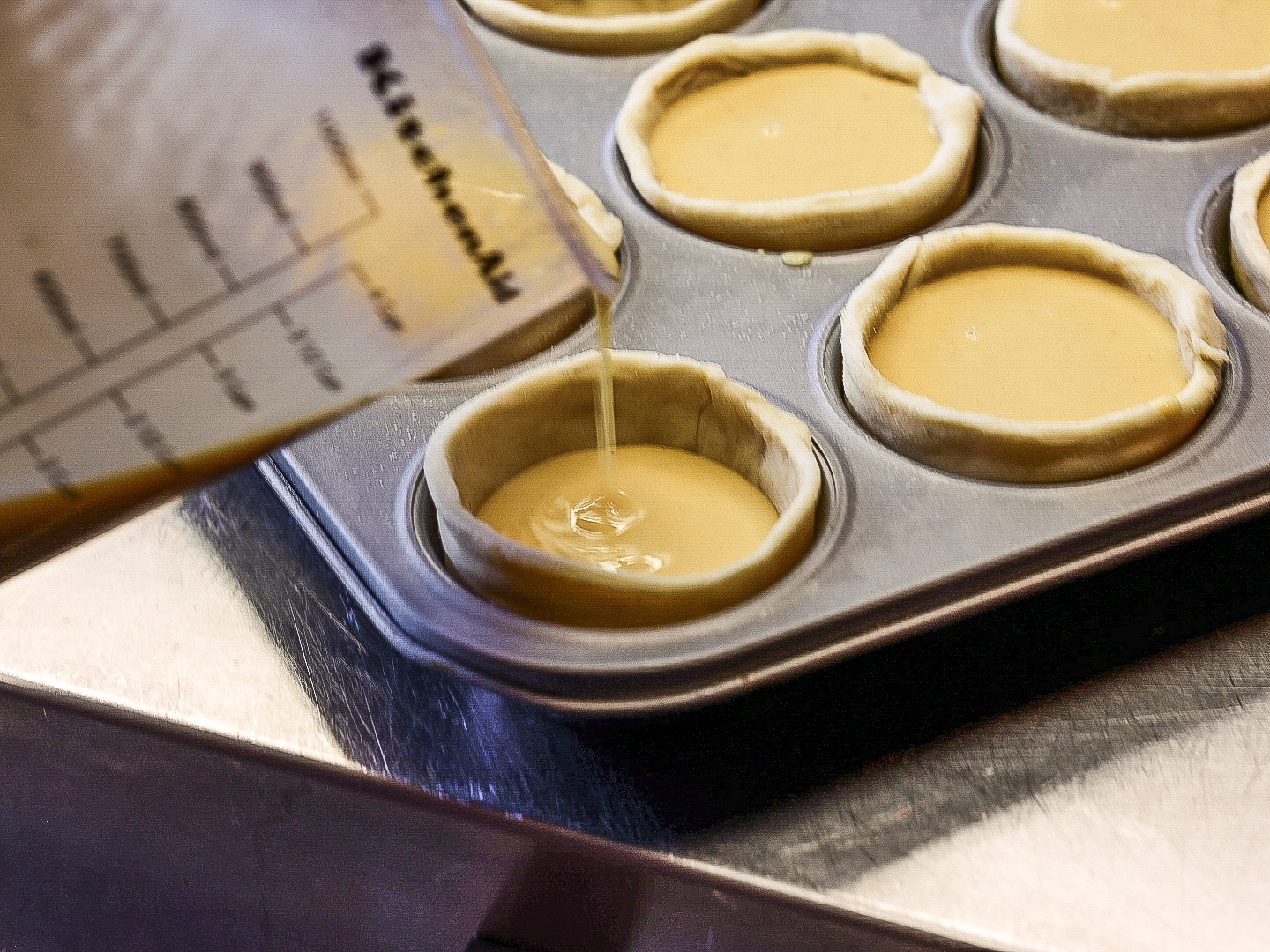 Schritt 4: Törtchen füllen und Pastéis de Nata backen 