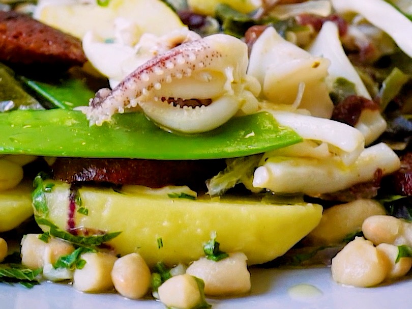 Schritt 4: Anrichten und Servieren von Tintenfischsalat mit Chorizo 